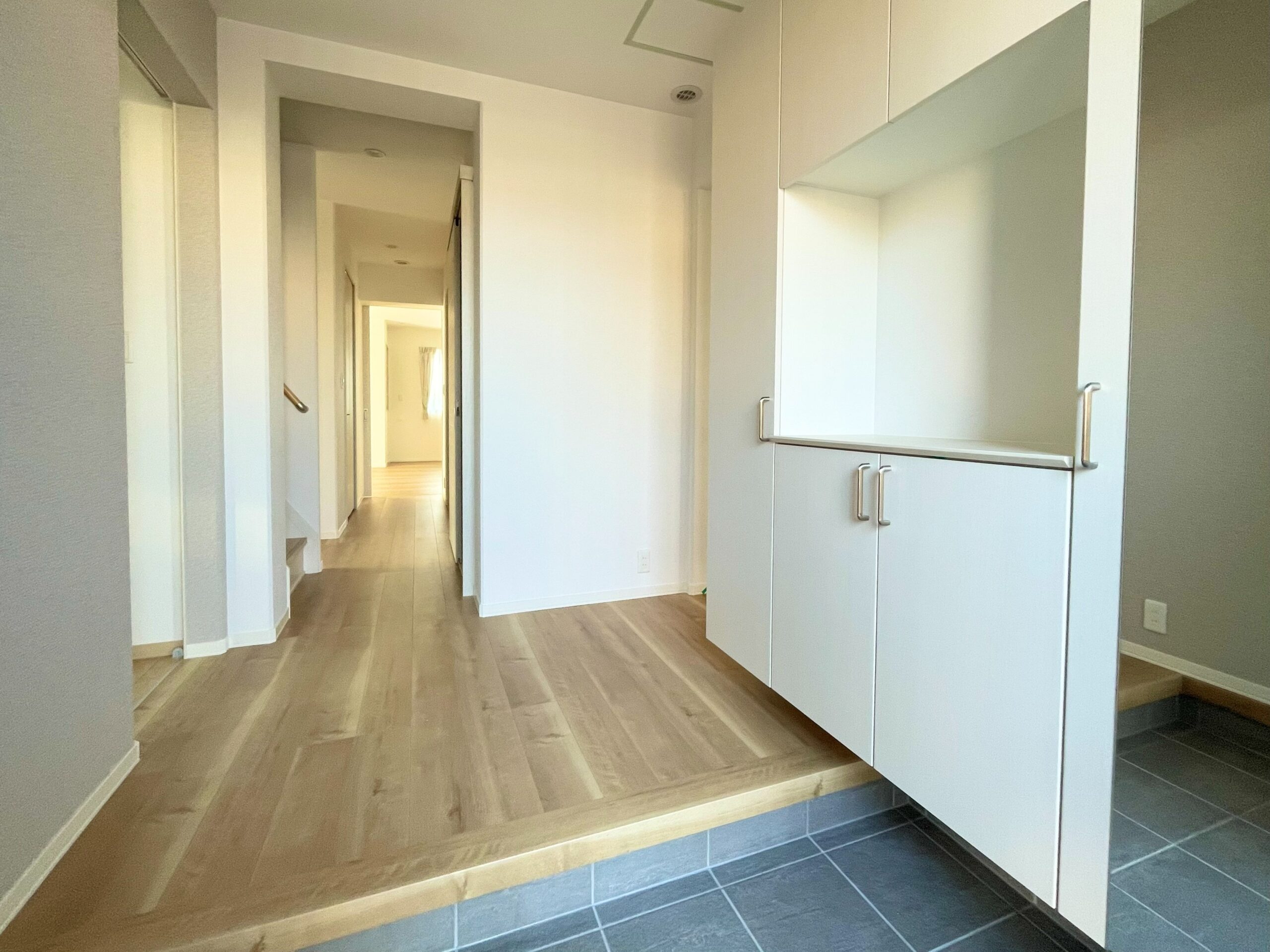 フロートタイプの大容量靴箱収納 ※撮影日：2025年10月