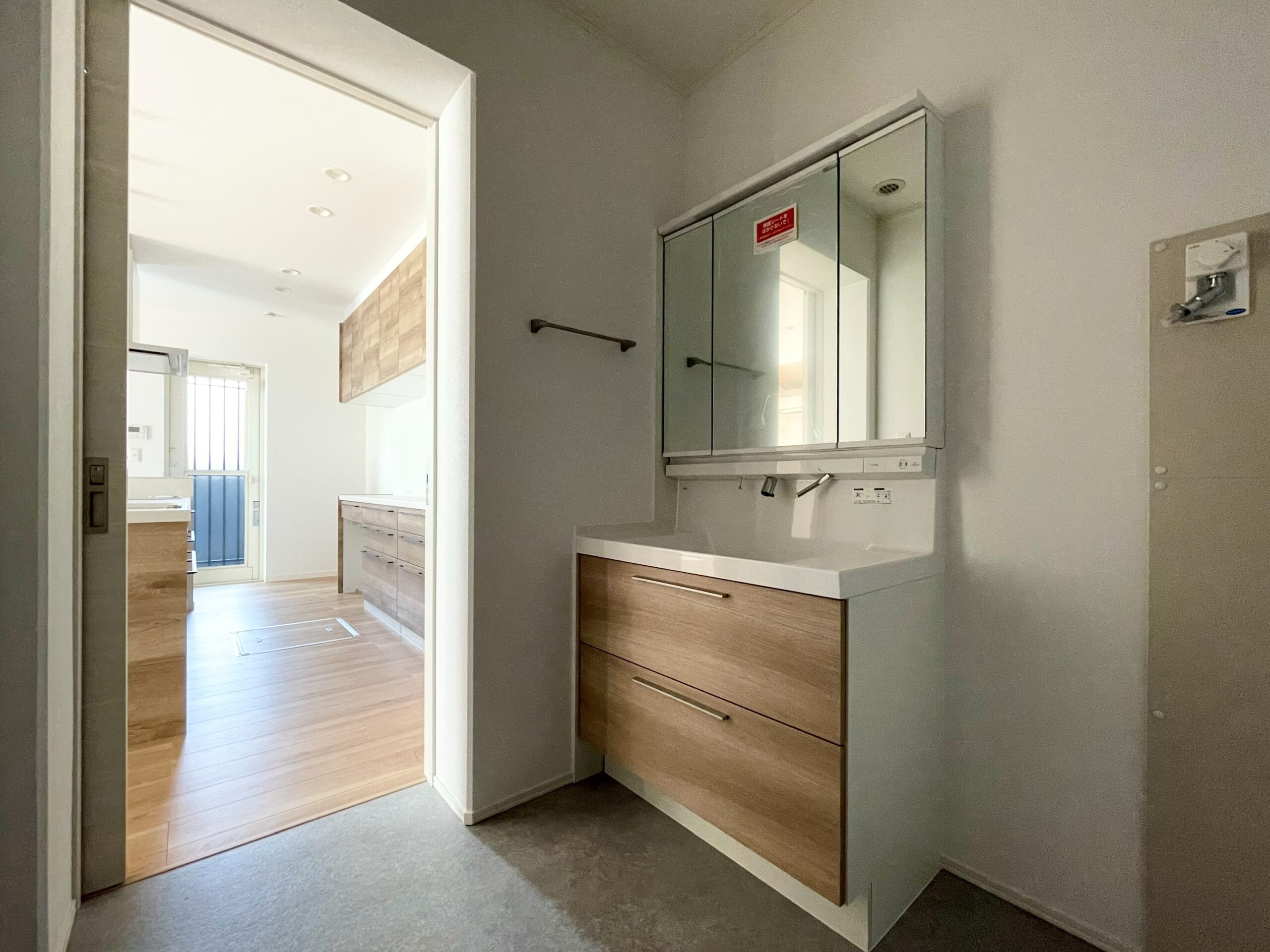 キッチンからすぐ行ける水廻り動線 ※撮影日：2025年10月