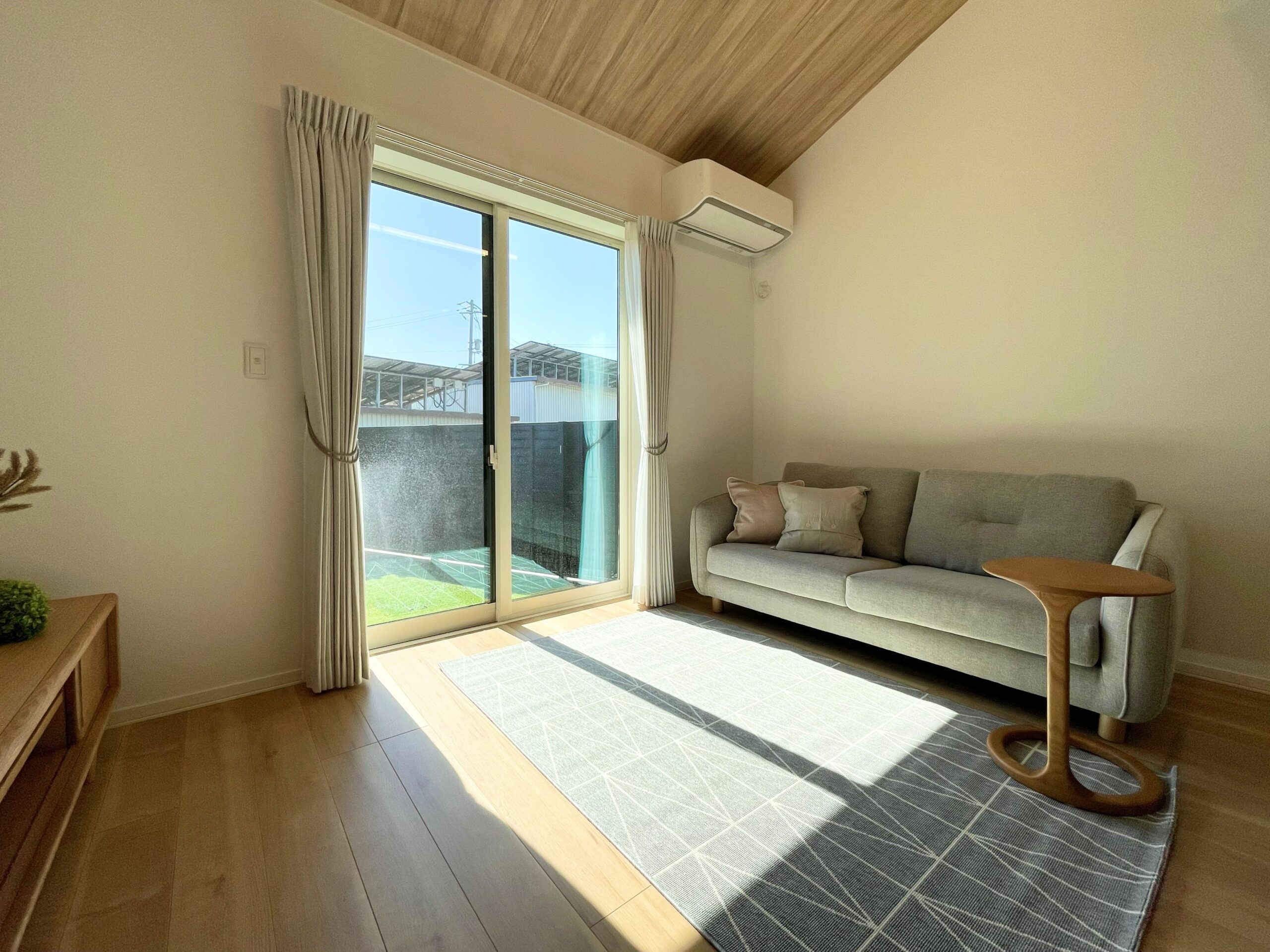 リビングと繋がる庭。開口からは、光がたっぷりと差し込みます