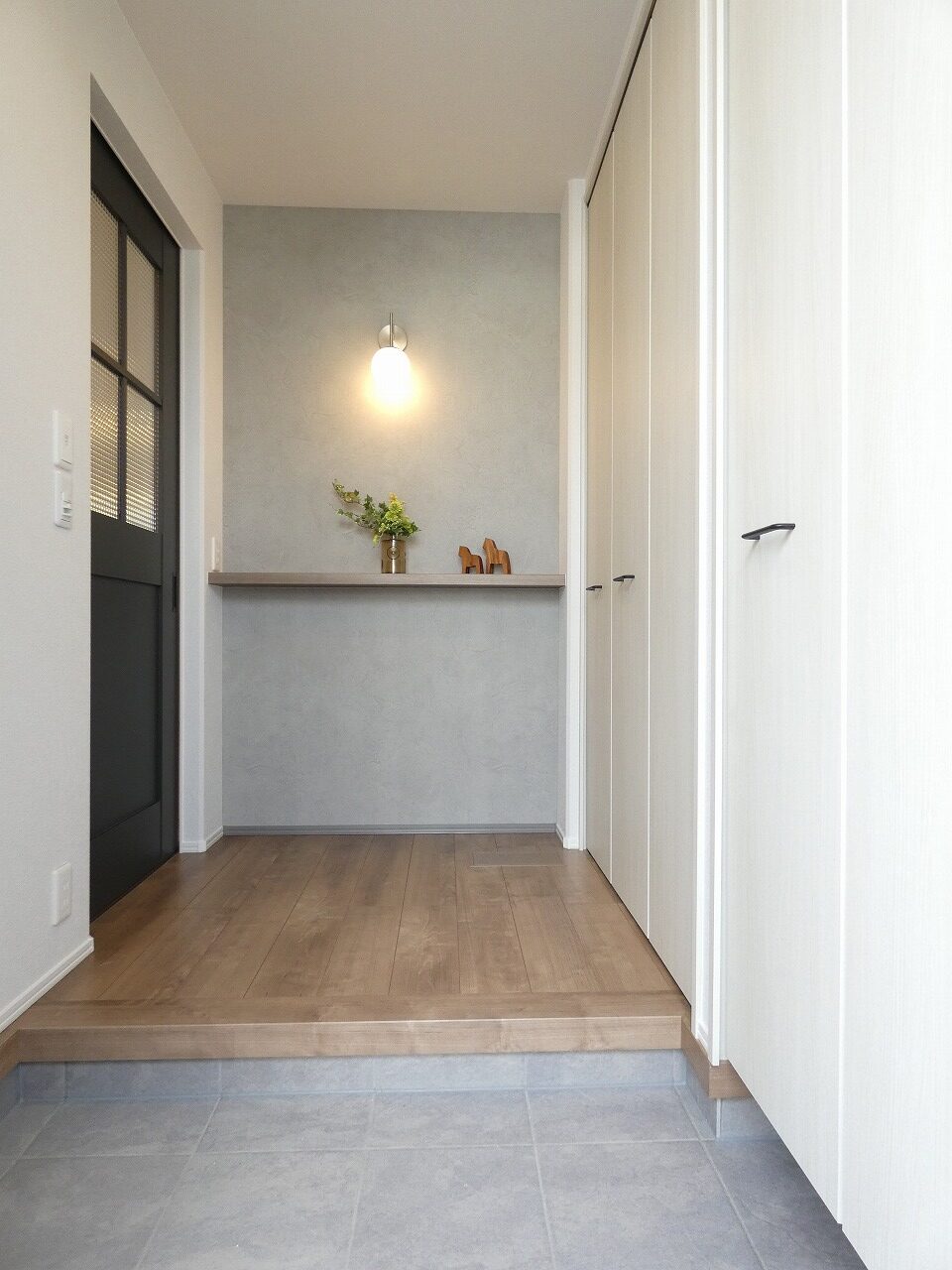 カウンター付きの玄関ホール。（2025.10撮影）