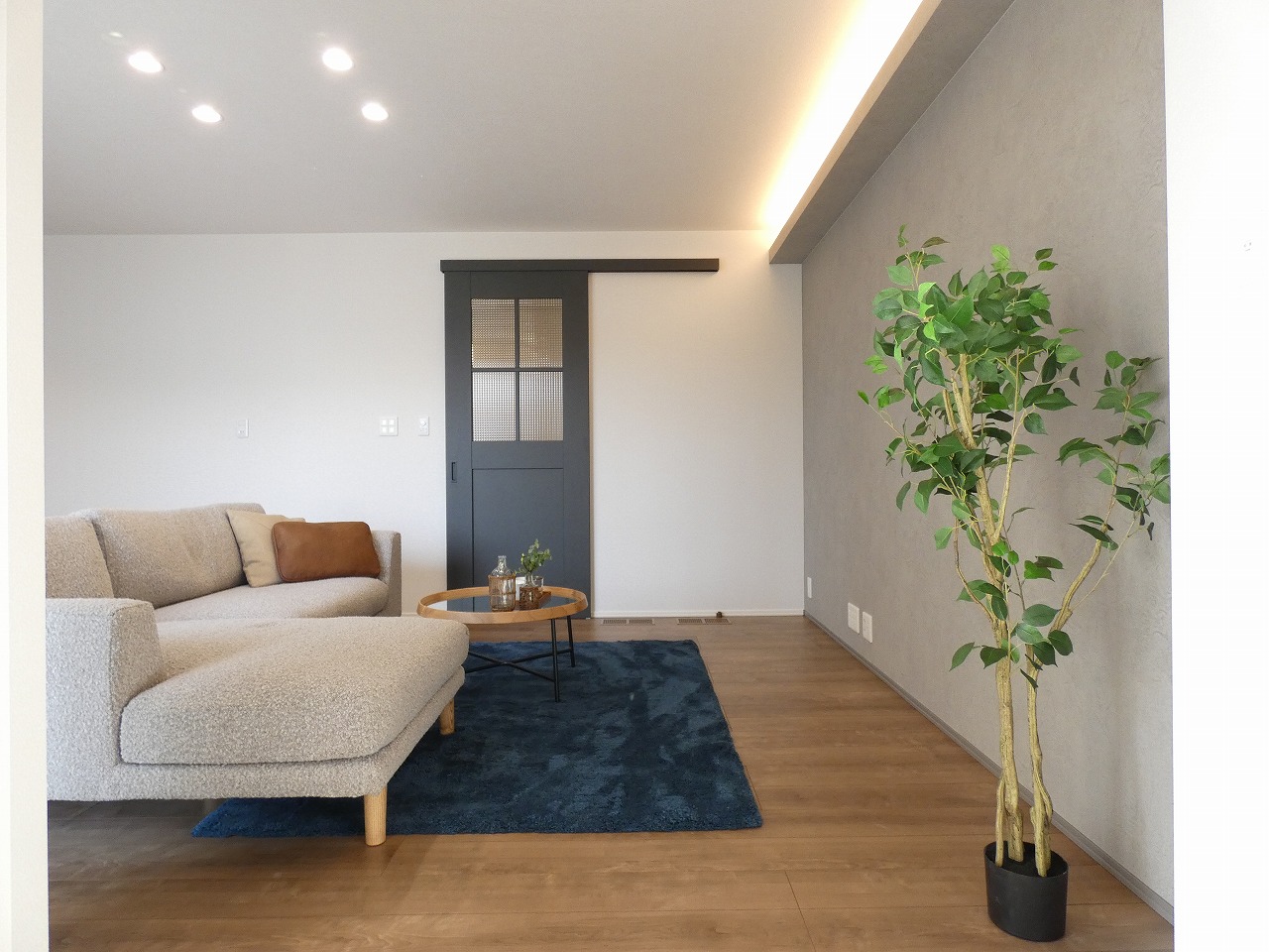 おしゃれな引き戸です。（2025.10撮影）