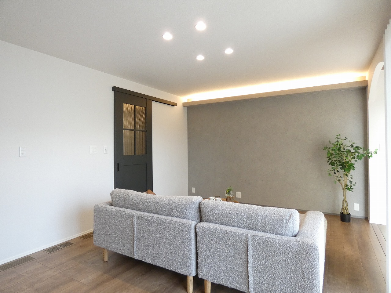 間接照明が魅力的なリビングです。（2025.10撮影）