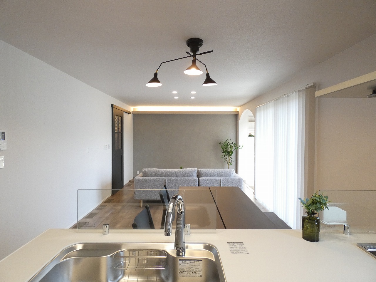 キッチンからリビングを見渡せます！（2025.10撮影）