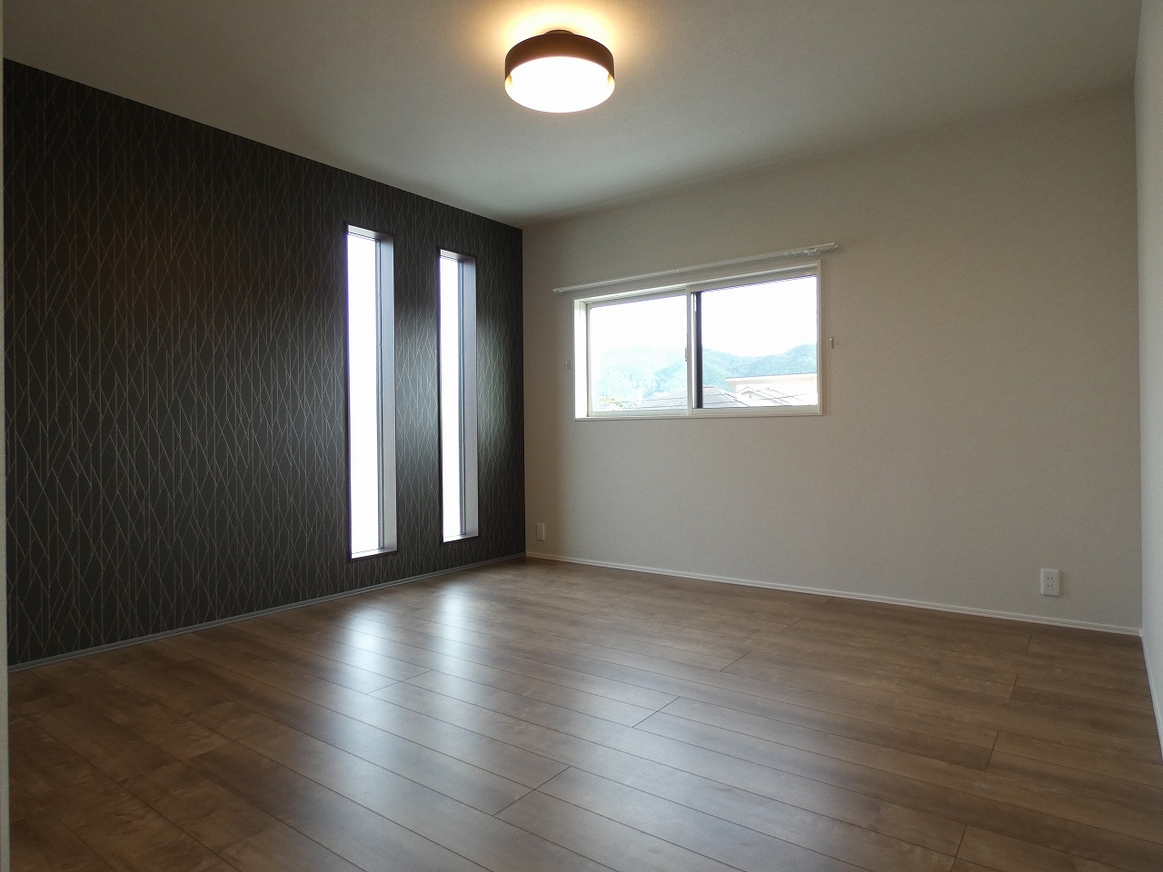 落ち着いた雰囲気の主寝室です。（2025.10撮影）