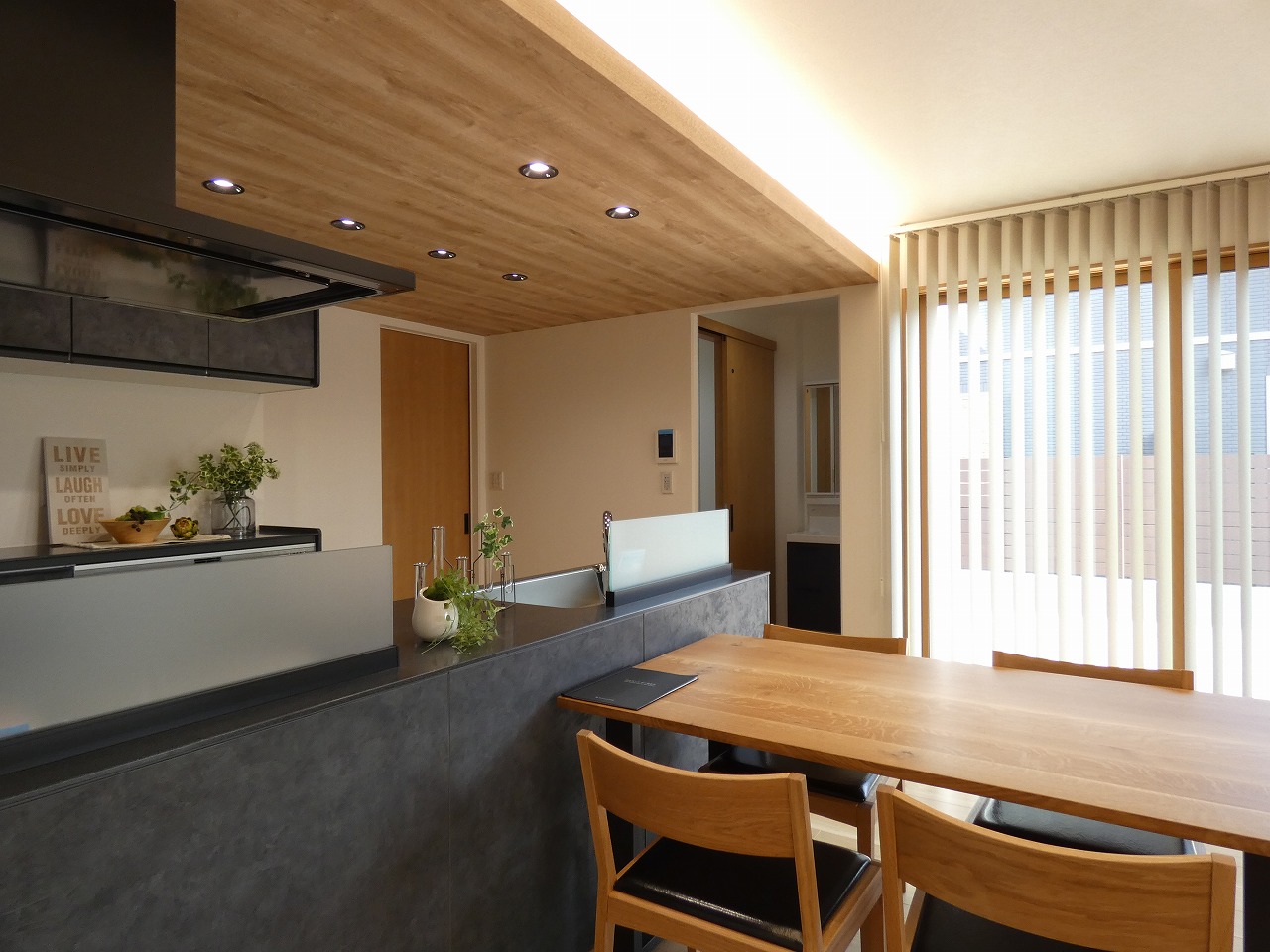 間接照明がおしゃれなダイニング。（2025.11撮影）