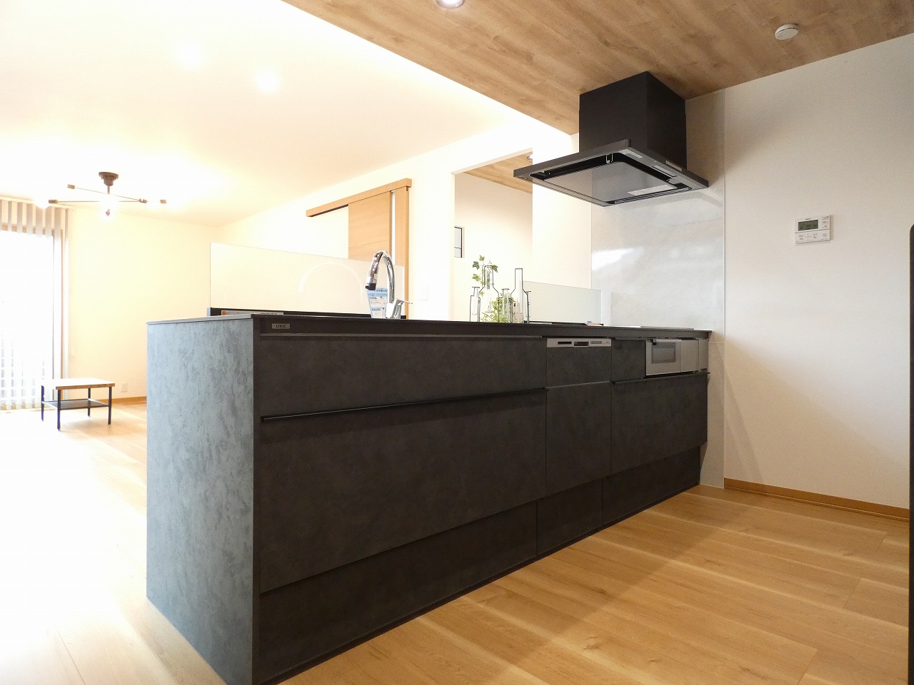 スタイリッシュなキッチンです。（2025.11撮影）