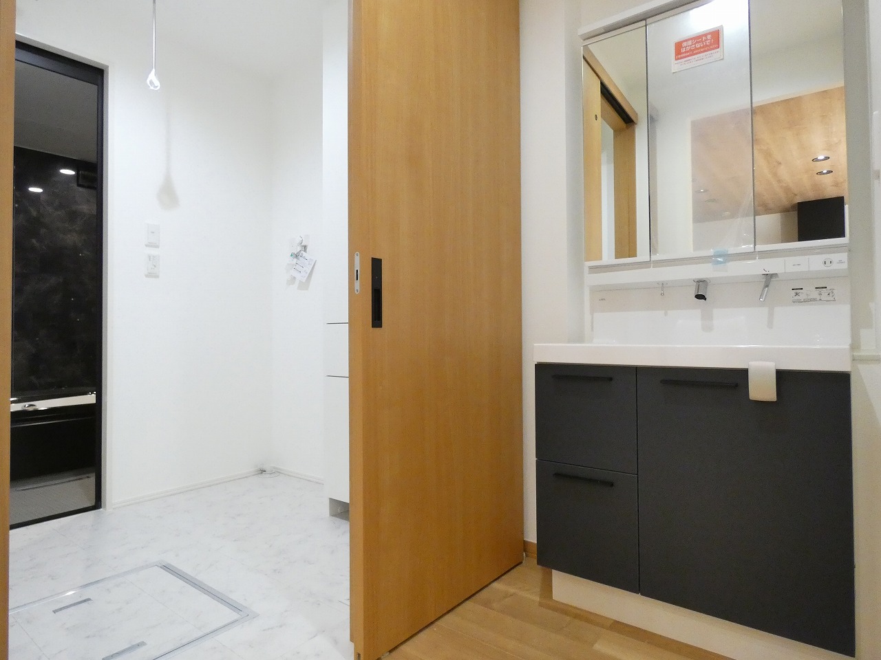 脱衣室と分かれている洗面コーナーです。（2025.11撮影）