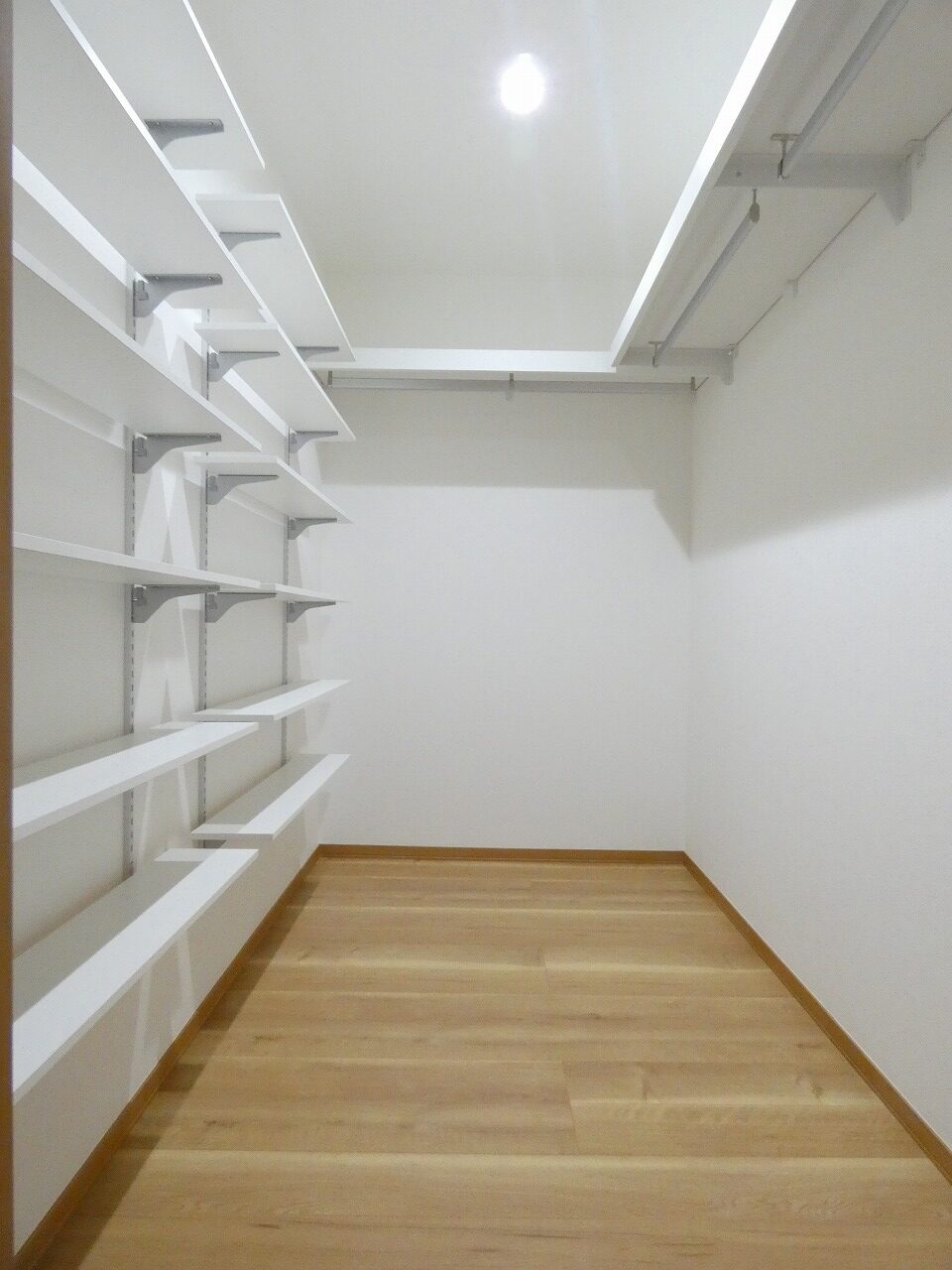 2階のウォークインクローゼット。（2025.11撮影）