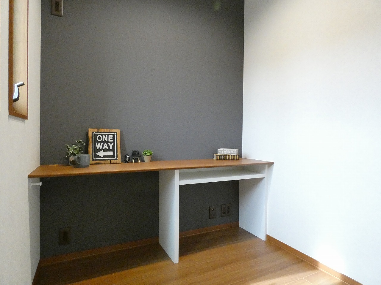 書斎には備え付けのカウンターあり。（2025.11撮影）