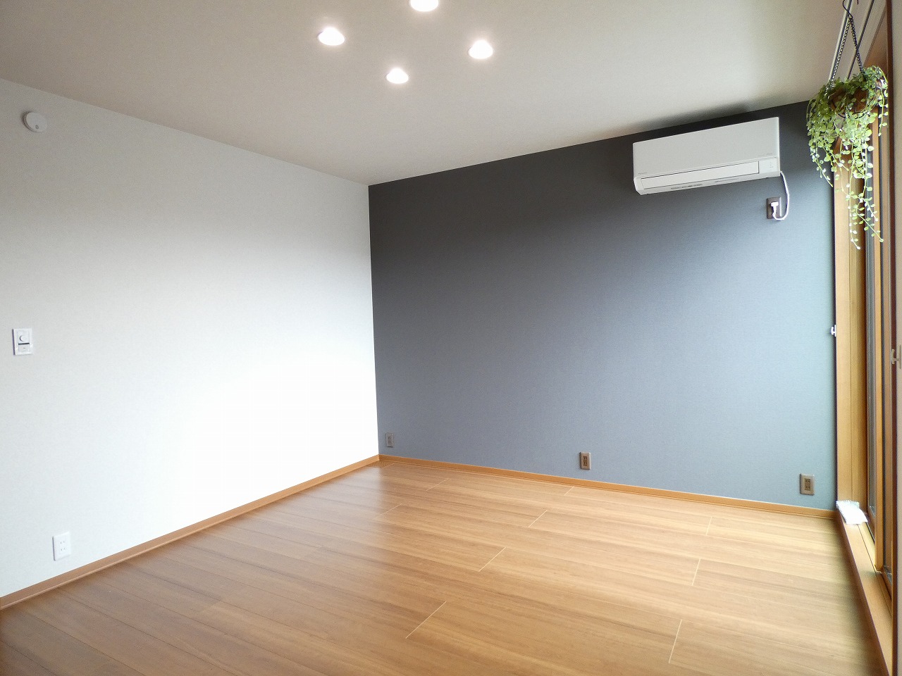 落ち着いた雰囲気の主寝室です。（2025.11撮影）