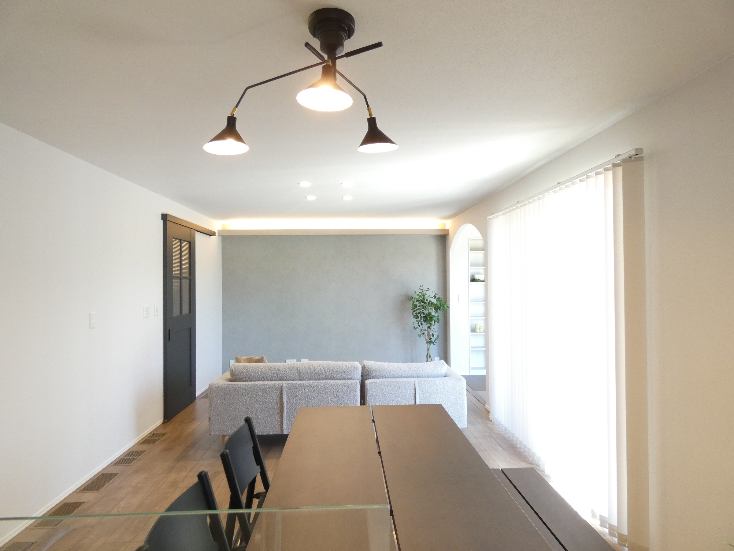 キッチンからリビングを見渡せます！（2026.4撮影）