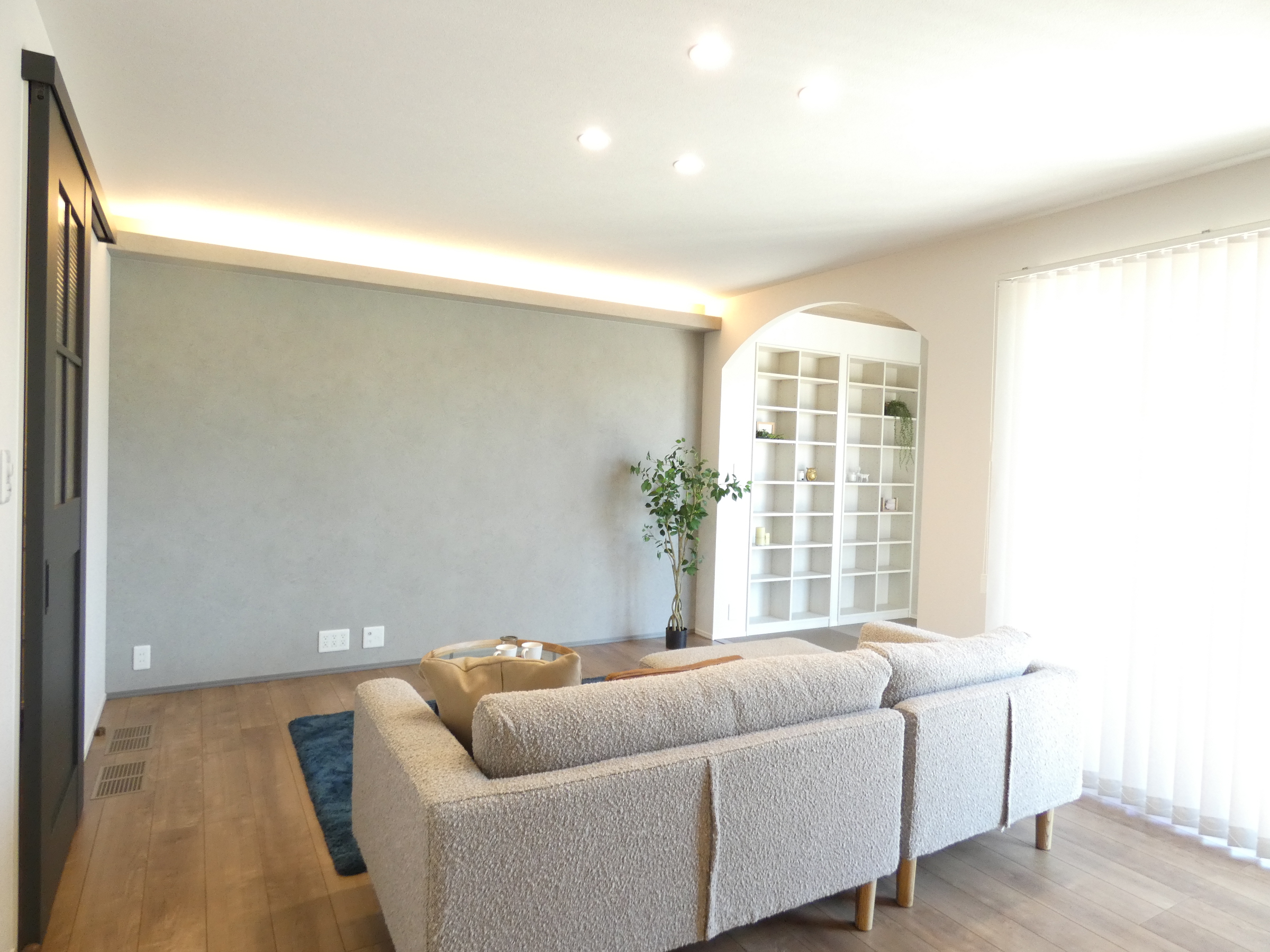 間接照明が魅力的なリビングです。（2026.4撮影）