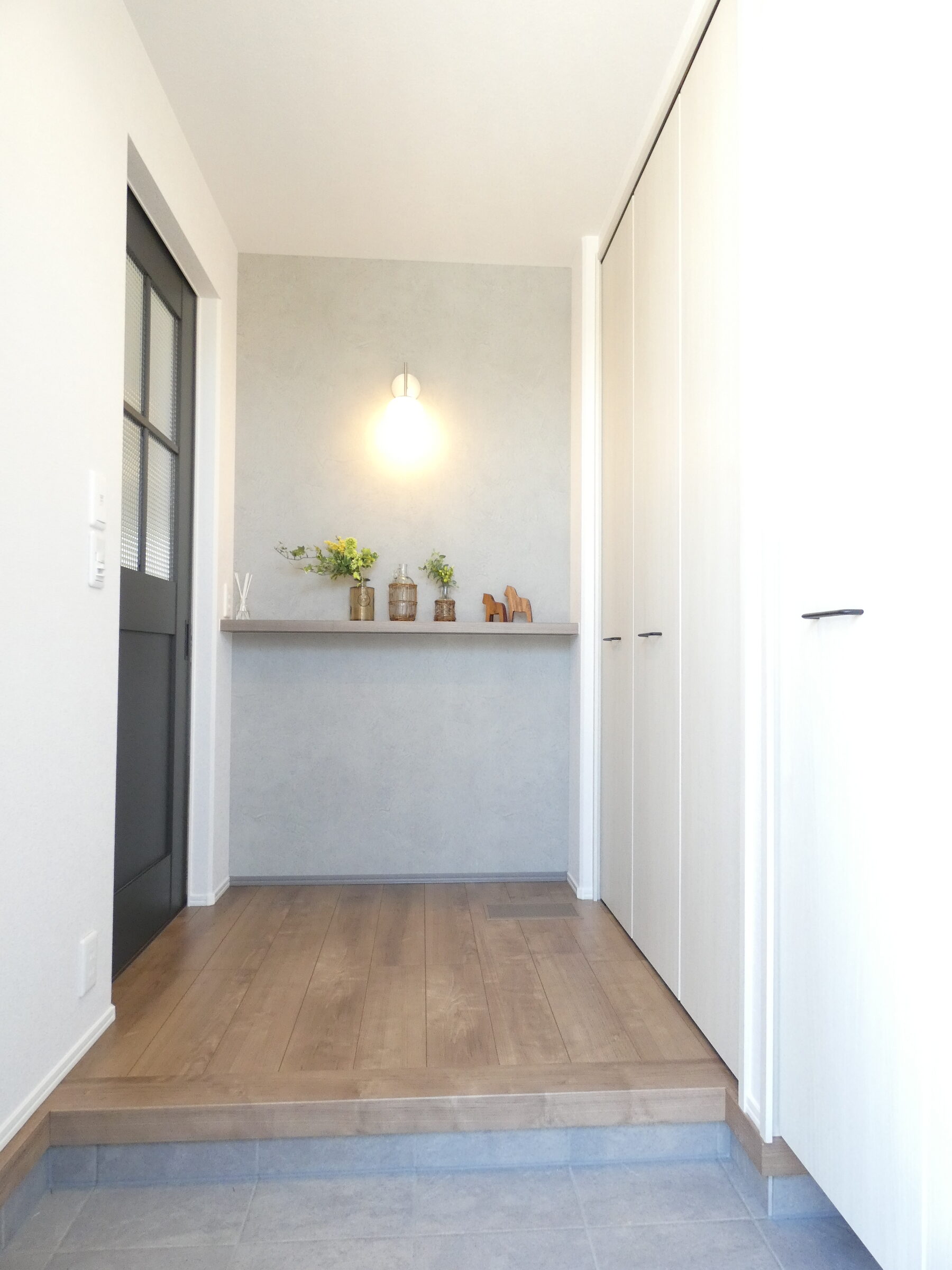 カウンター付きの玄関ホール。（2026.4撮影）