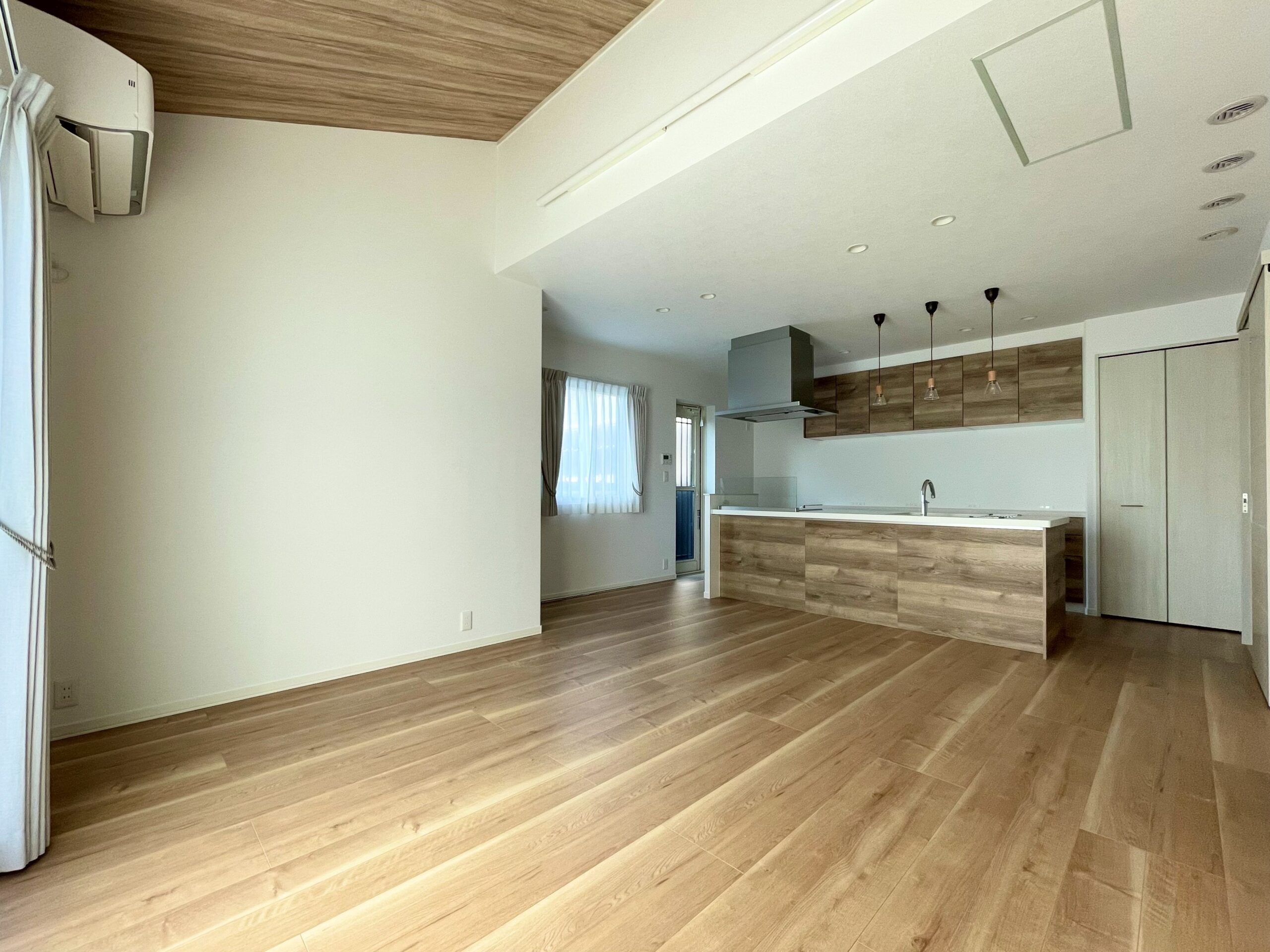 勾配天井×ナチュラルモダンな内装※撮影日：2025年10月