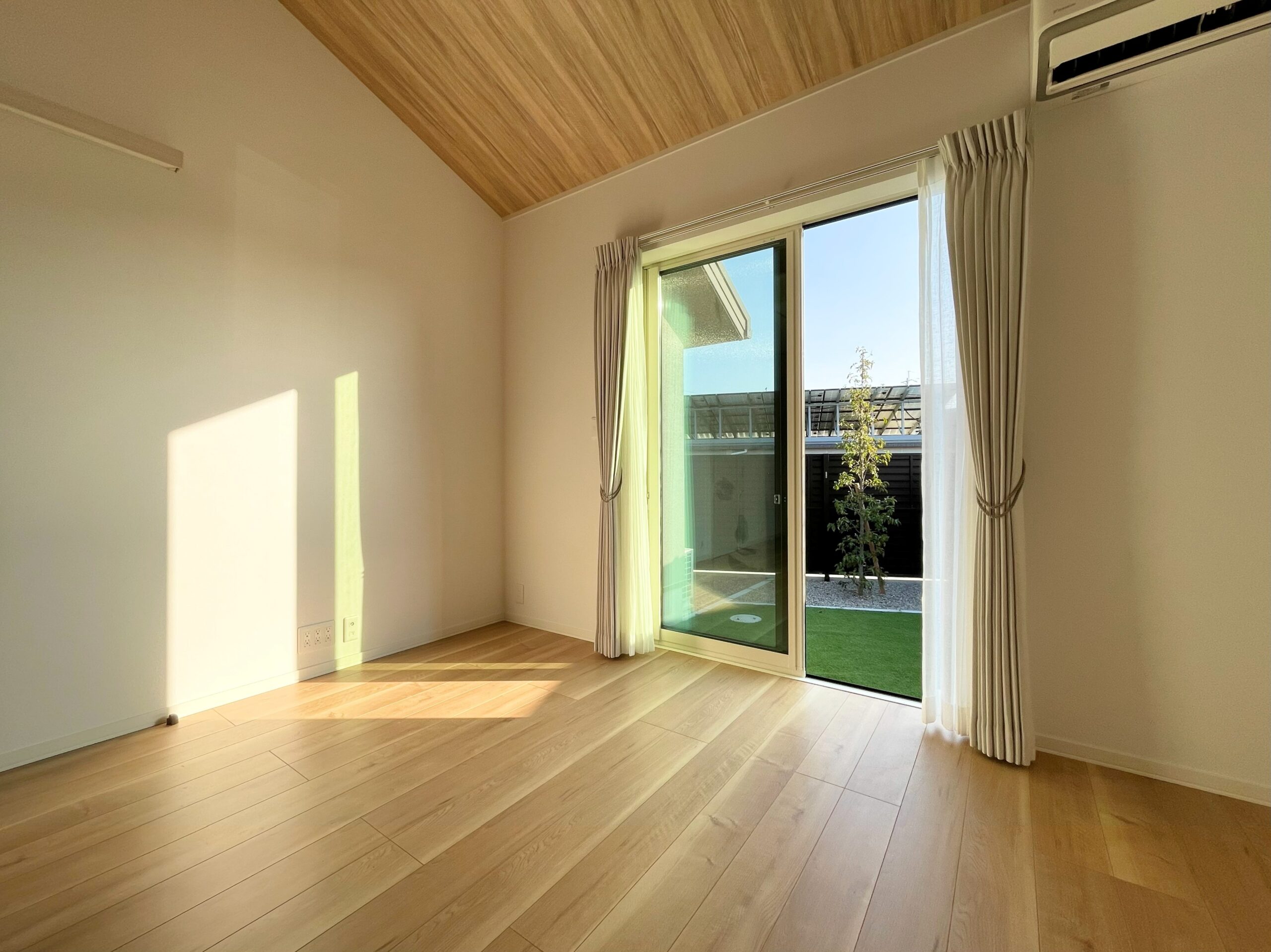 リビングとつながる庭スペース ※撮影日：2025年10月