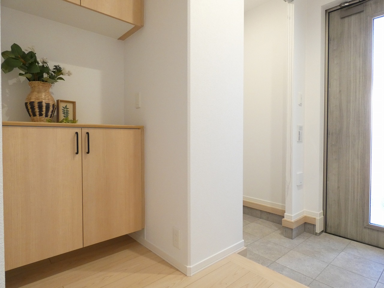 収納カウンター付きの玄関です。（2025.11撮影）