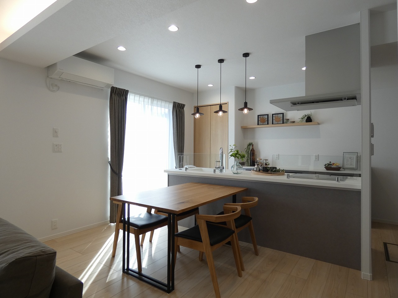 ダイニングにも大きな窓を設けています。（2025.11撮影）