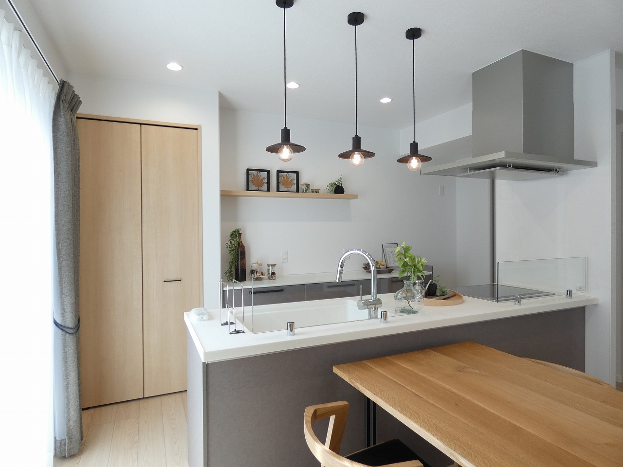 ペンダントライトが魅力的です。（2025.11撮影）