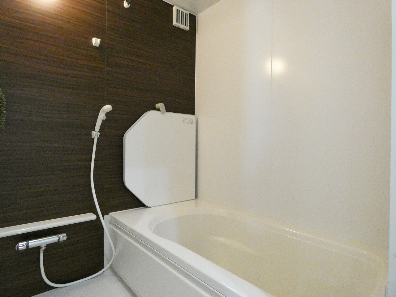 お手入れしやすい浴室です。（2025.11撮影）