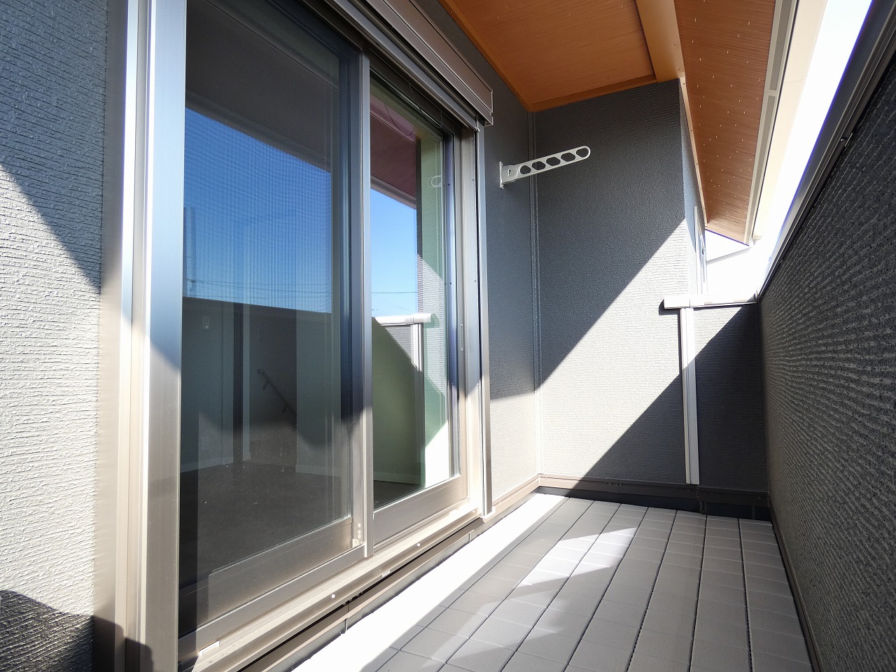 寝室からバルコニーに出られます。（2025.11撮影）