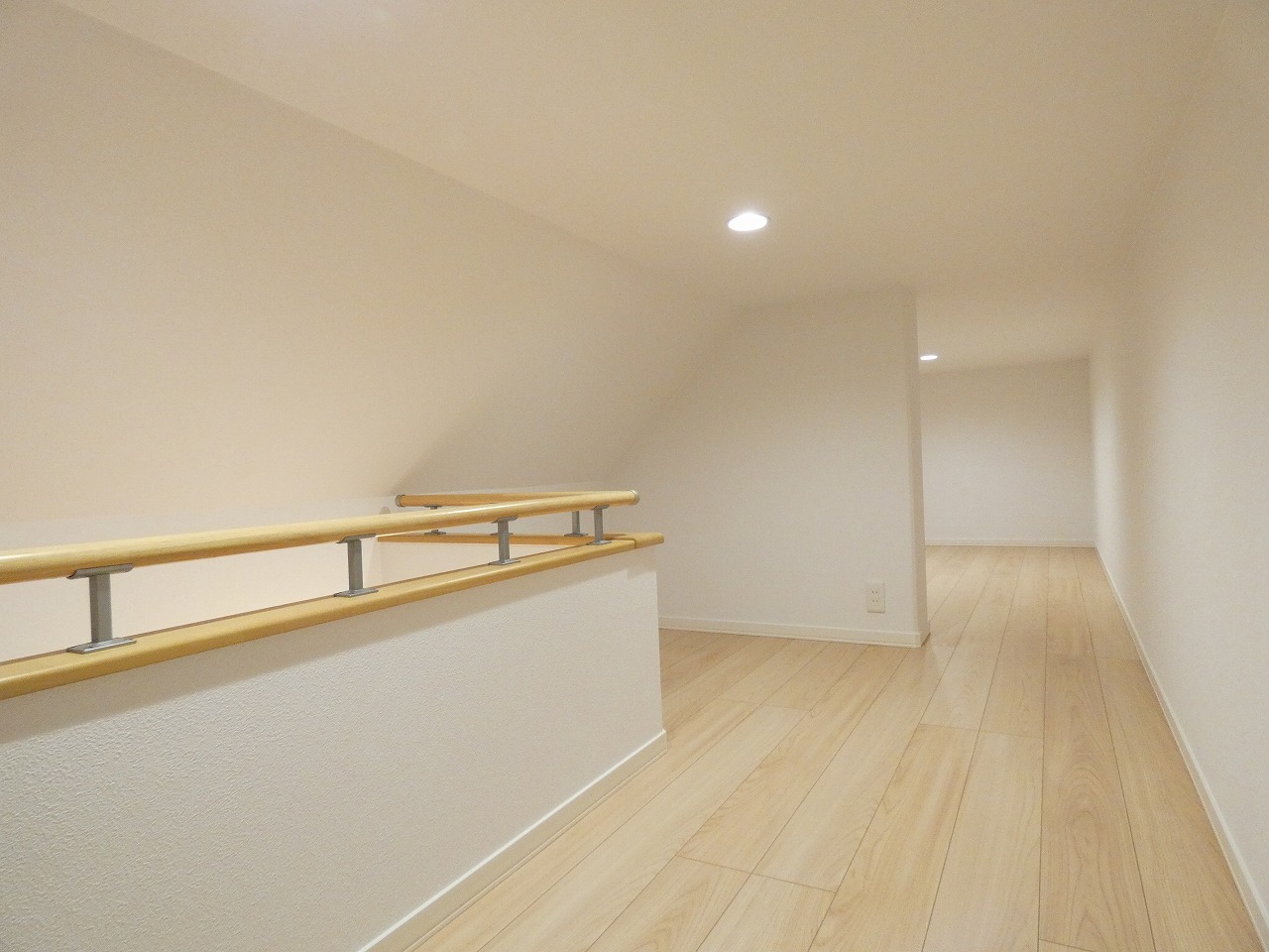 小屋裏収納は季節ものの収納に便利です。（2025.11撮影）