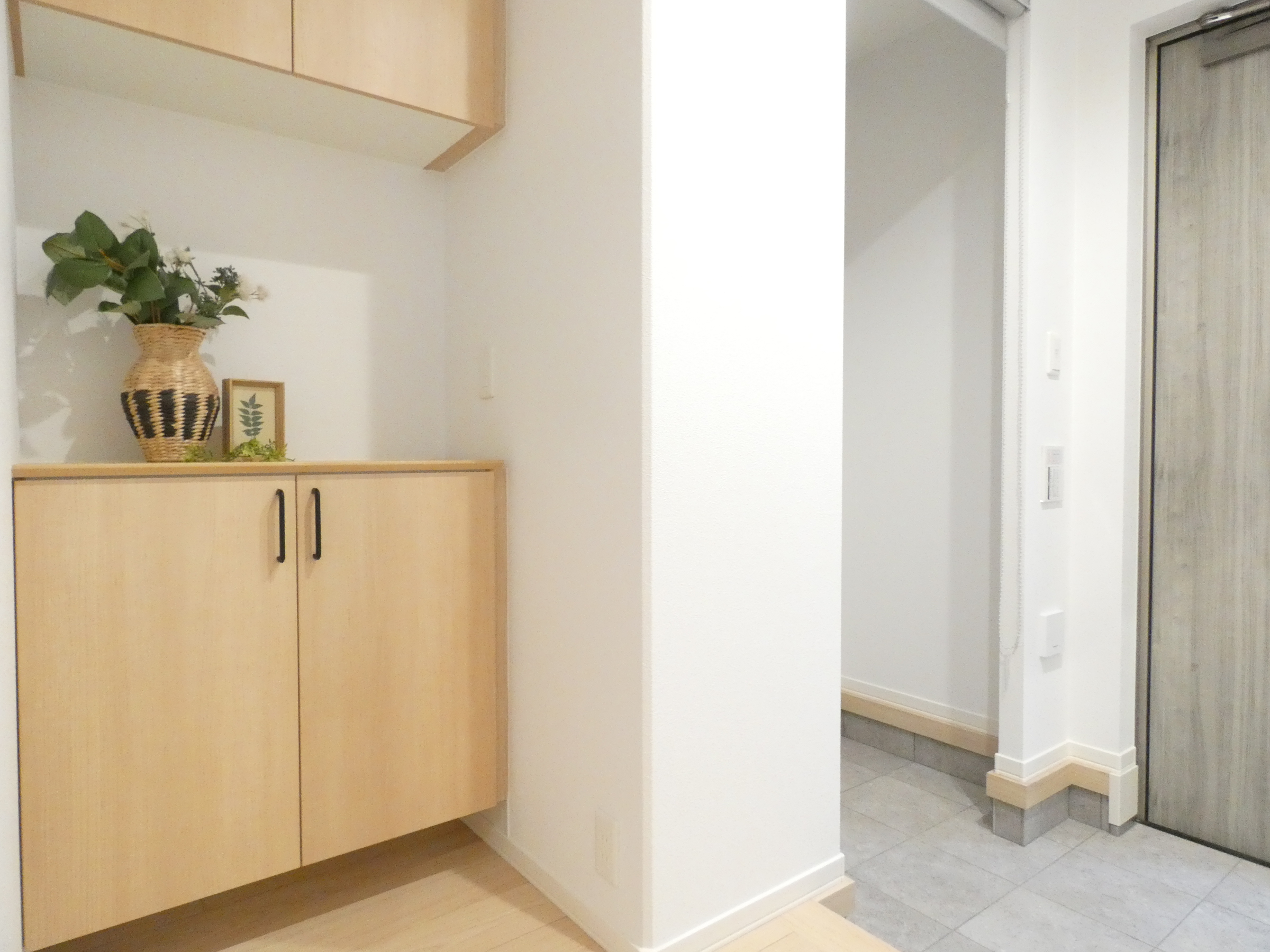 収納カウンター付きの玄関です。（2026.04撮影）