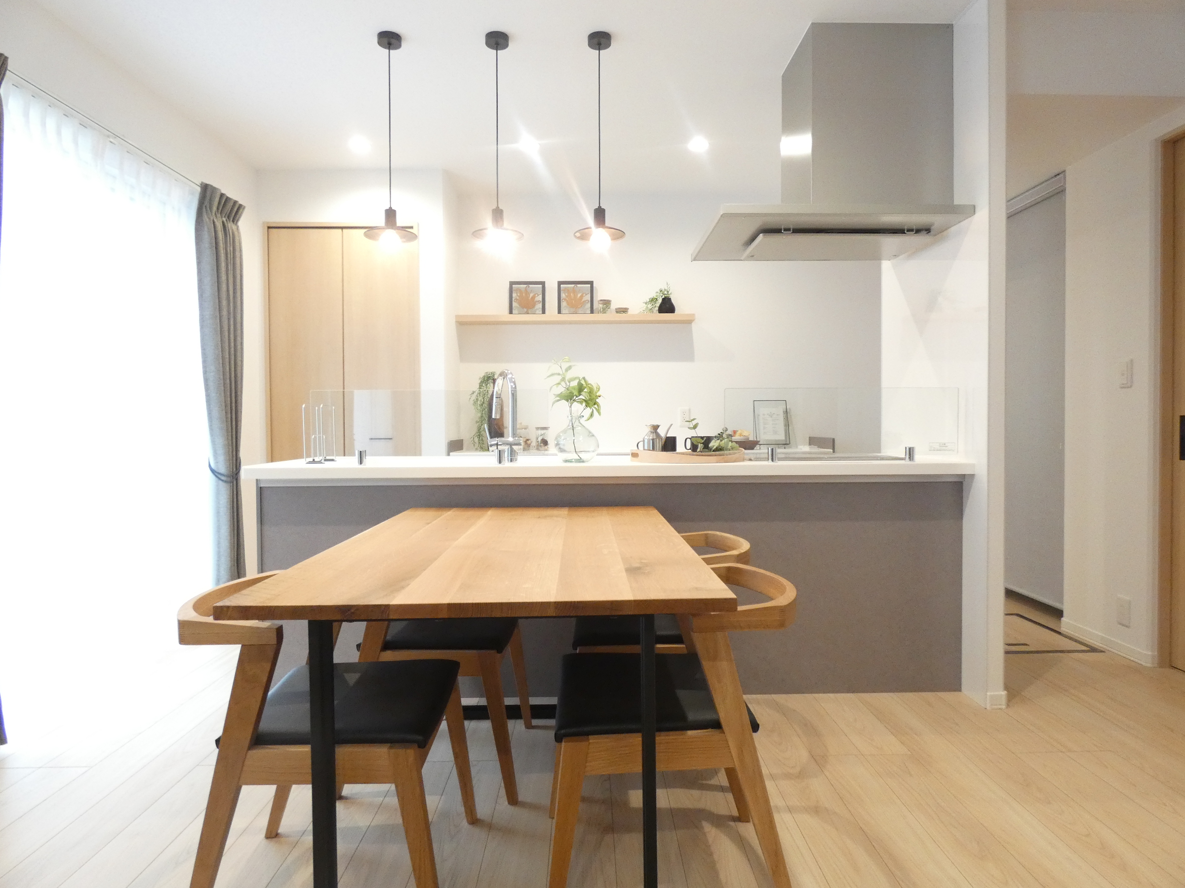 ダイニングにも大きな窓を設けています。（2026.04撮影）