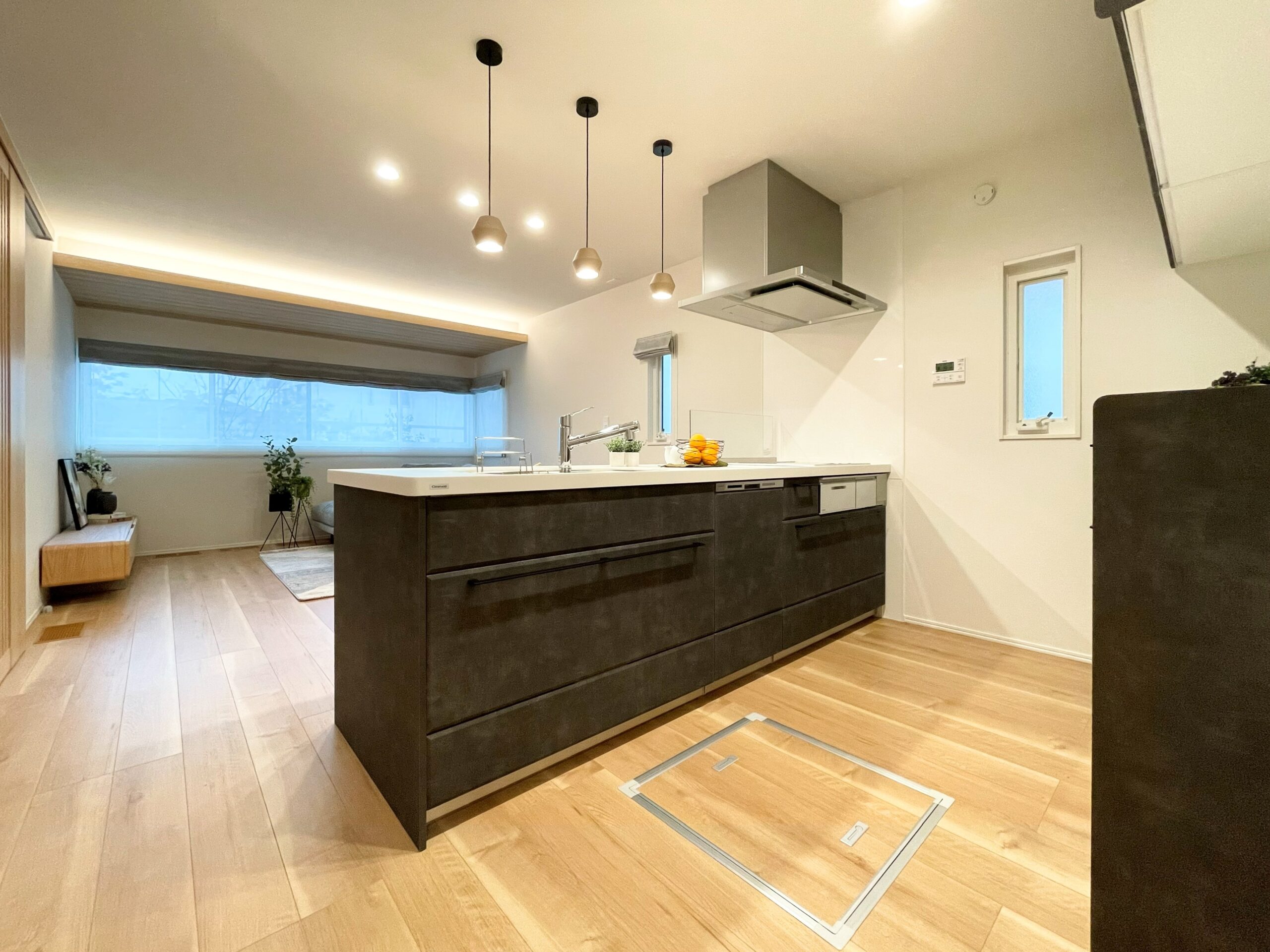 キッチンから抜ける大開口窓の眺め◎（撮影：2025年12月）