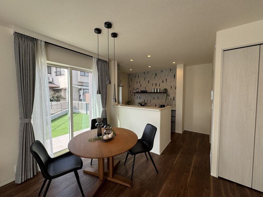 【LDK】お庭との一体感を感じられる空間です。