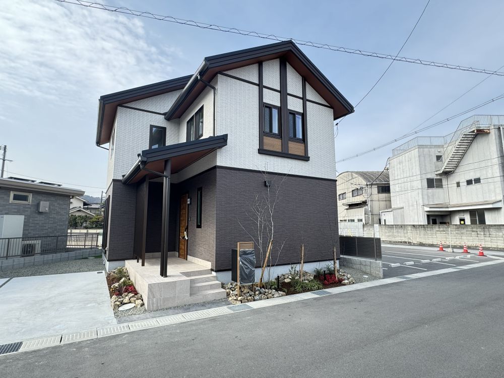 【外観】広々玄関ポーチで来客時も安心です。