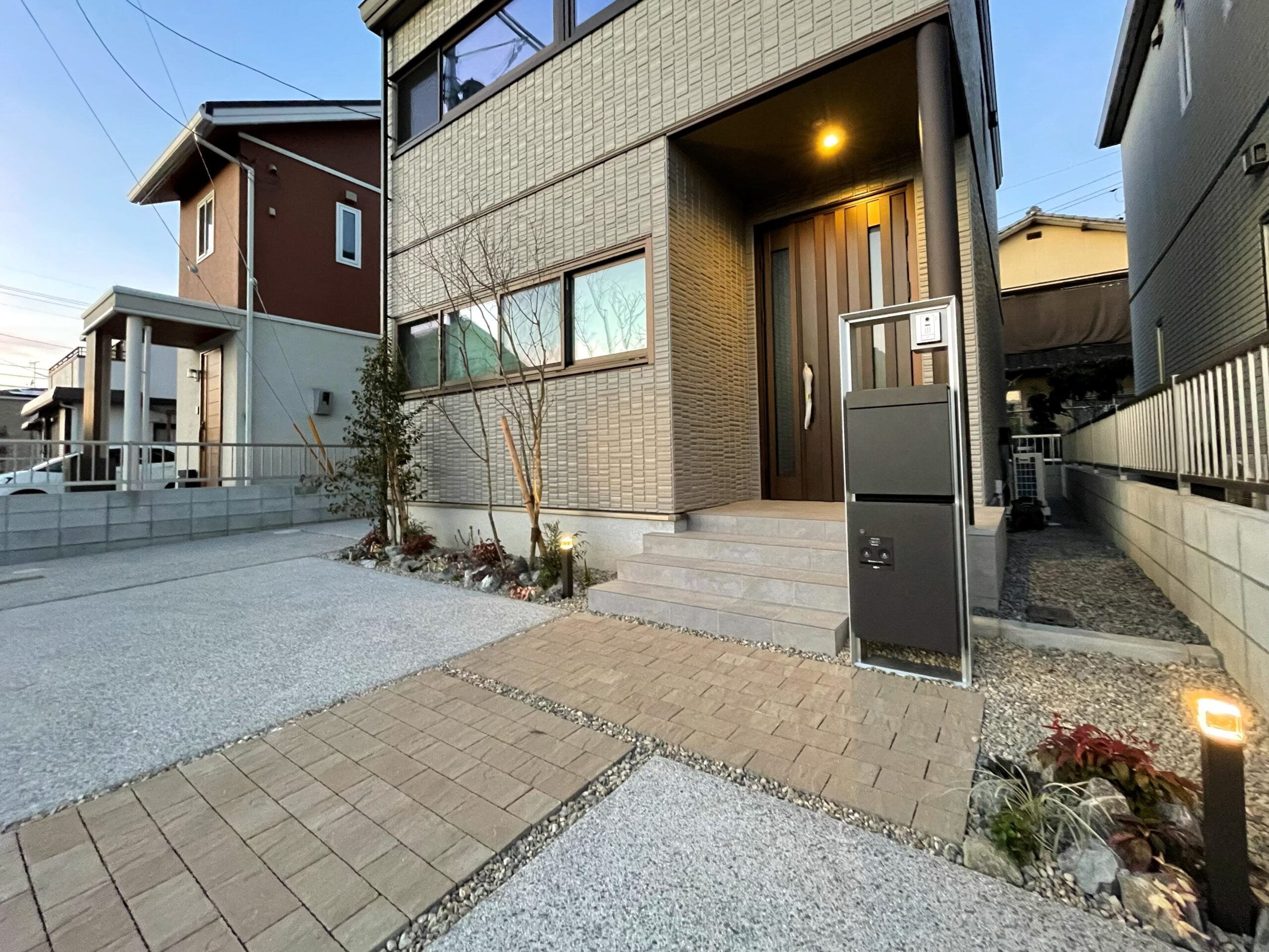 帰宅時を明るく迎える外構照明（撮影：2025年12月）