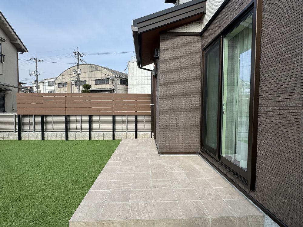 【お庭】目隠しフェンスで北側道路からの視線を遮断してます。