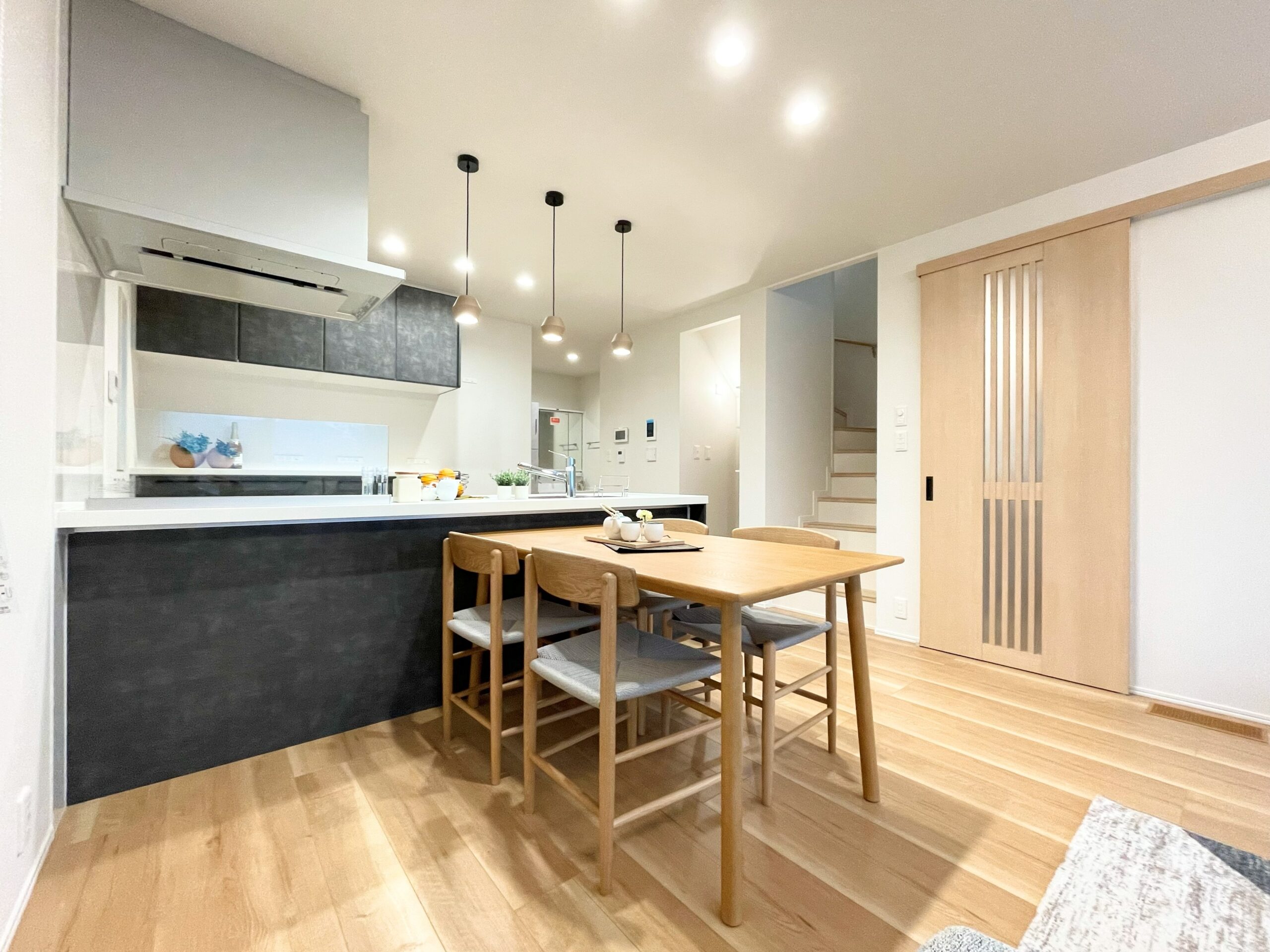 波佐見焼のペンダントがおしゃれです（撮影：2025年12月）