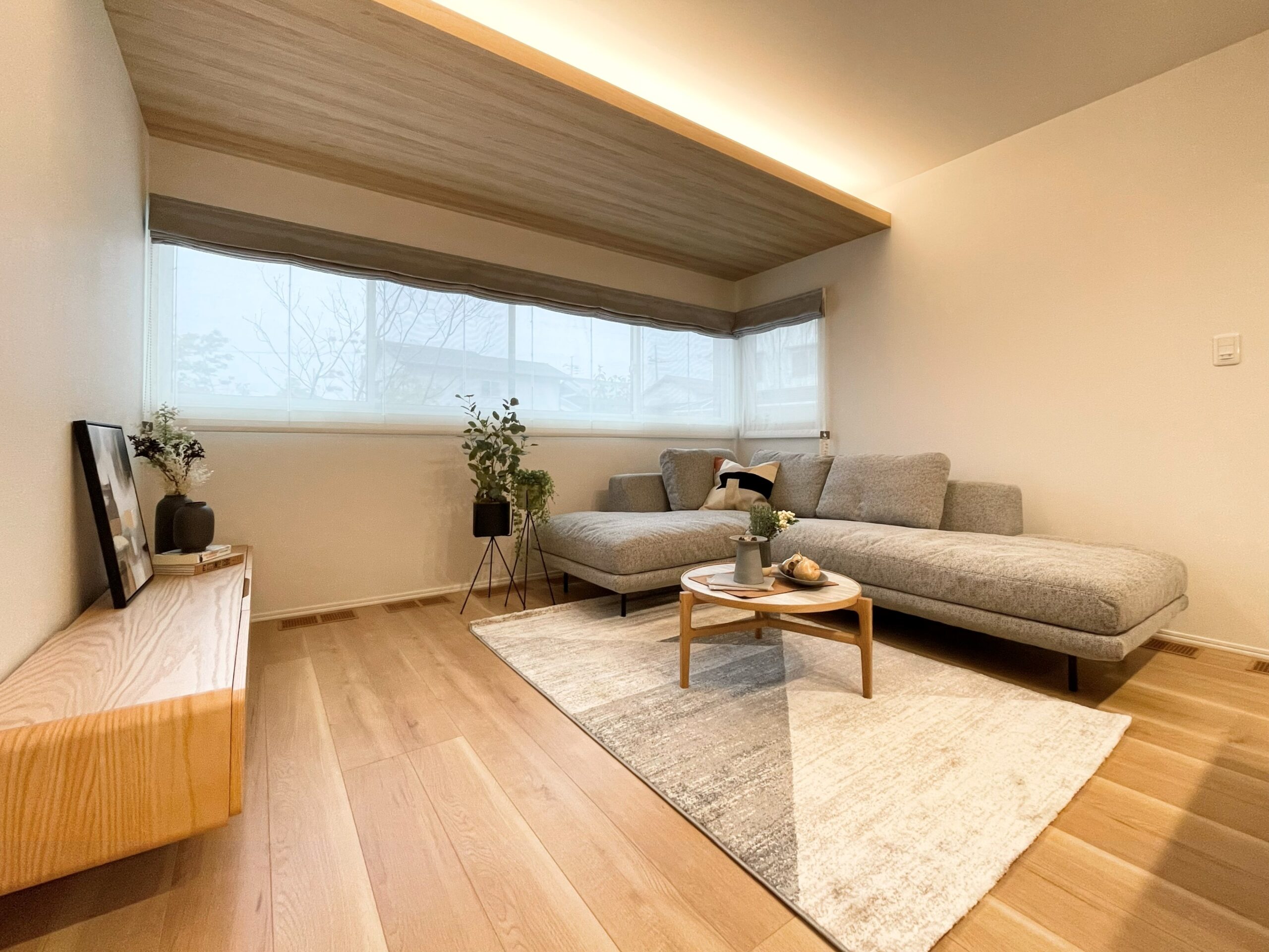 下がり木目天井×間接照明が映える！（撮影：2025年12月）