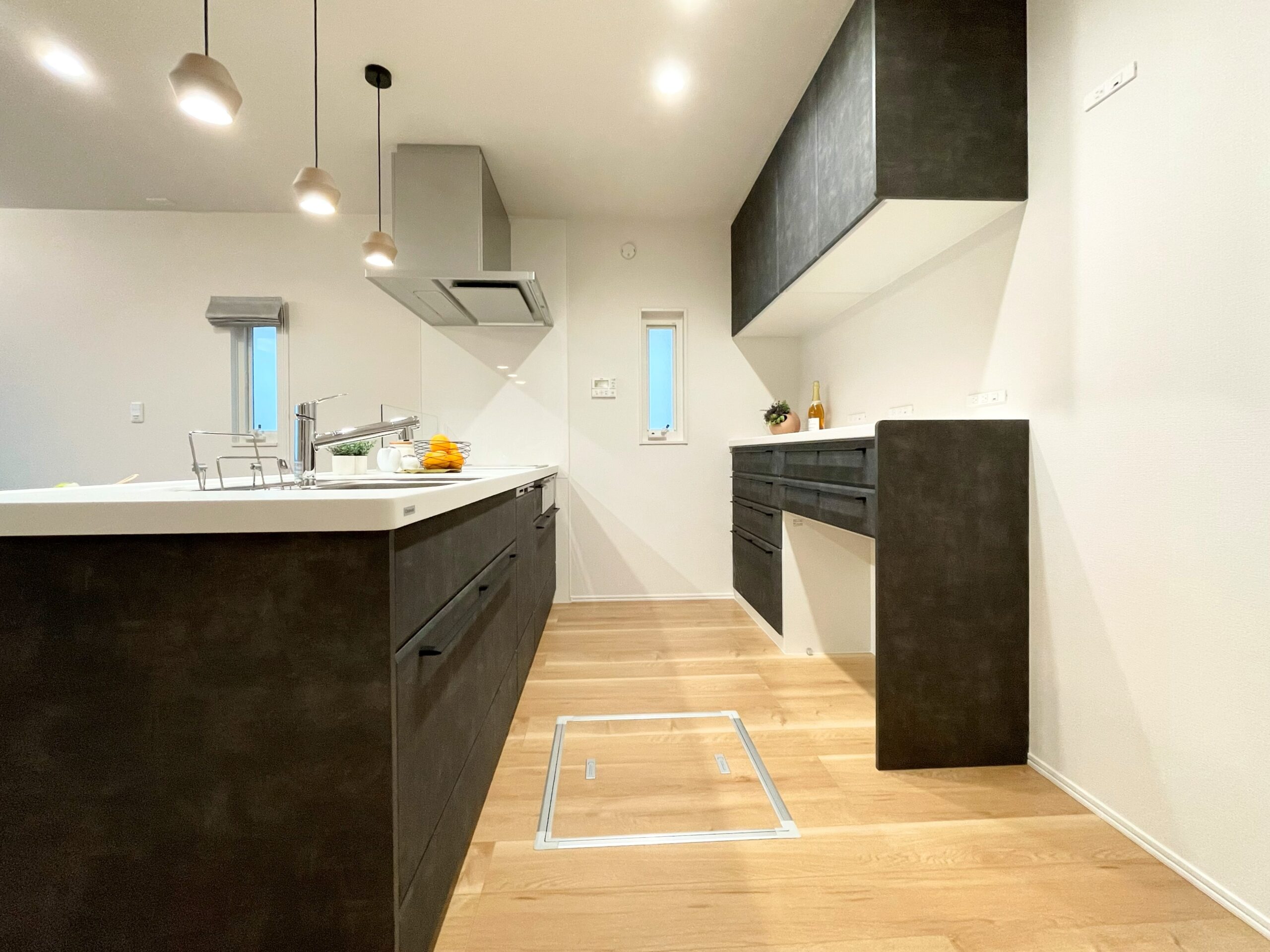 温かみのある扉カラーのキッチン（撮影：2025年12月）