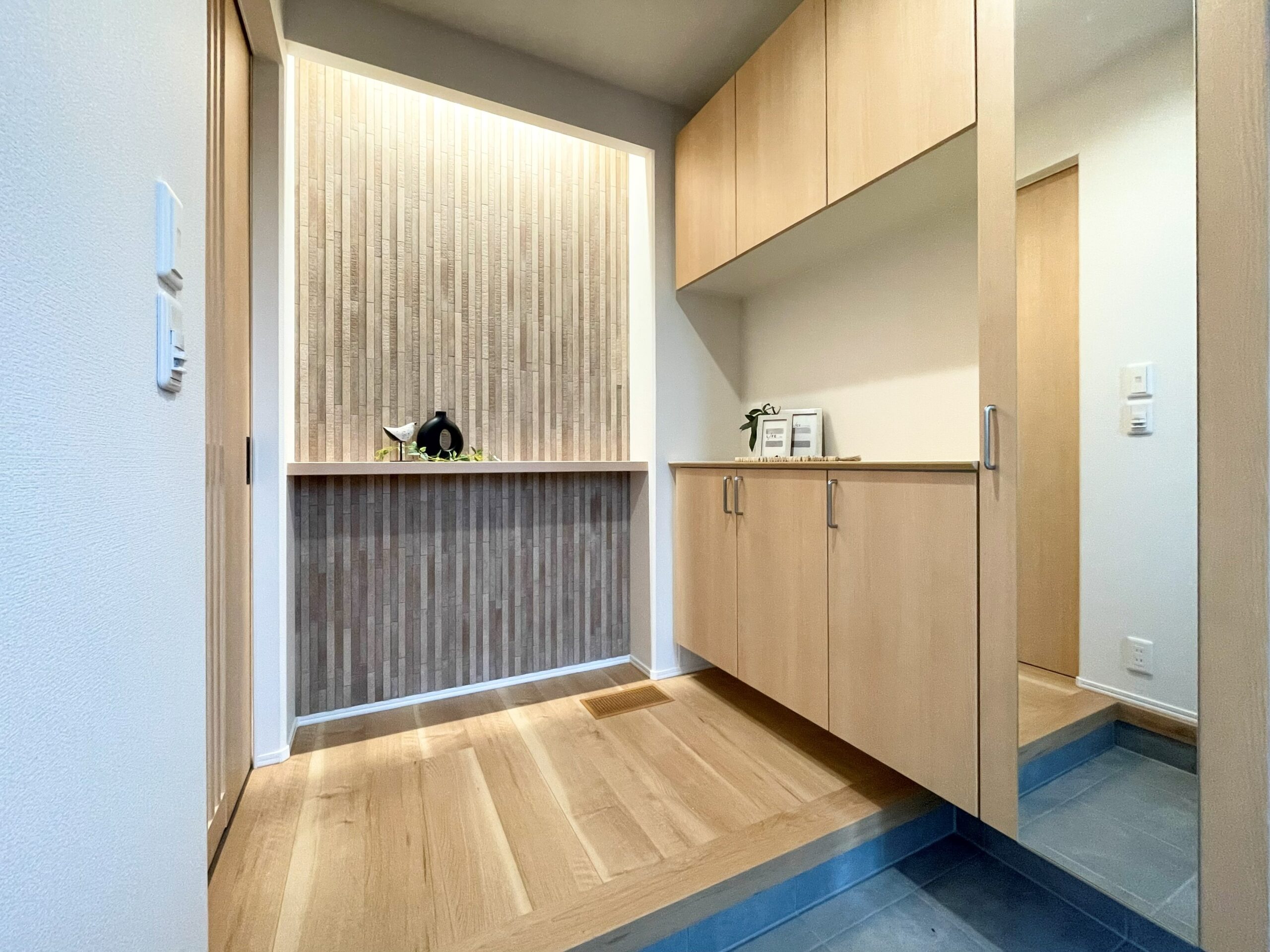 縦格子をモチーフにしたエコカラット（撮影：2025年12月）