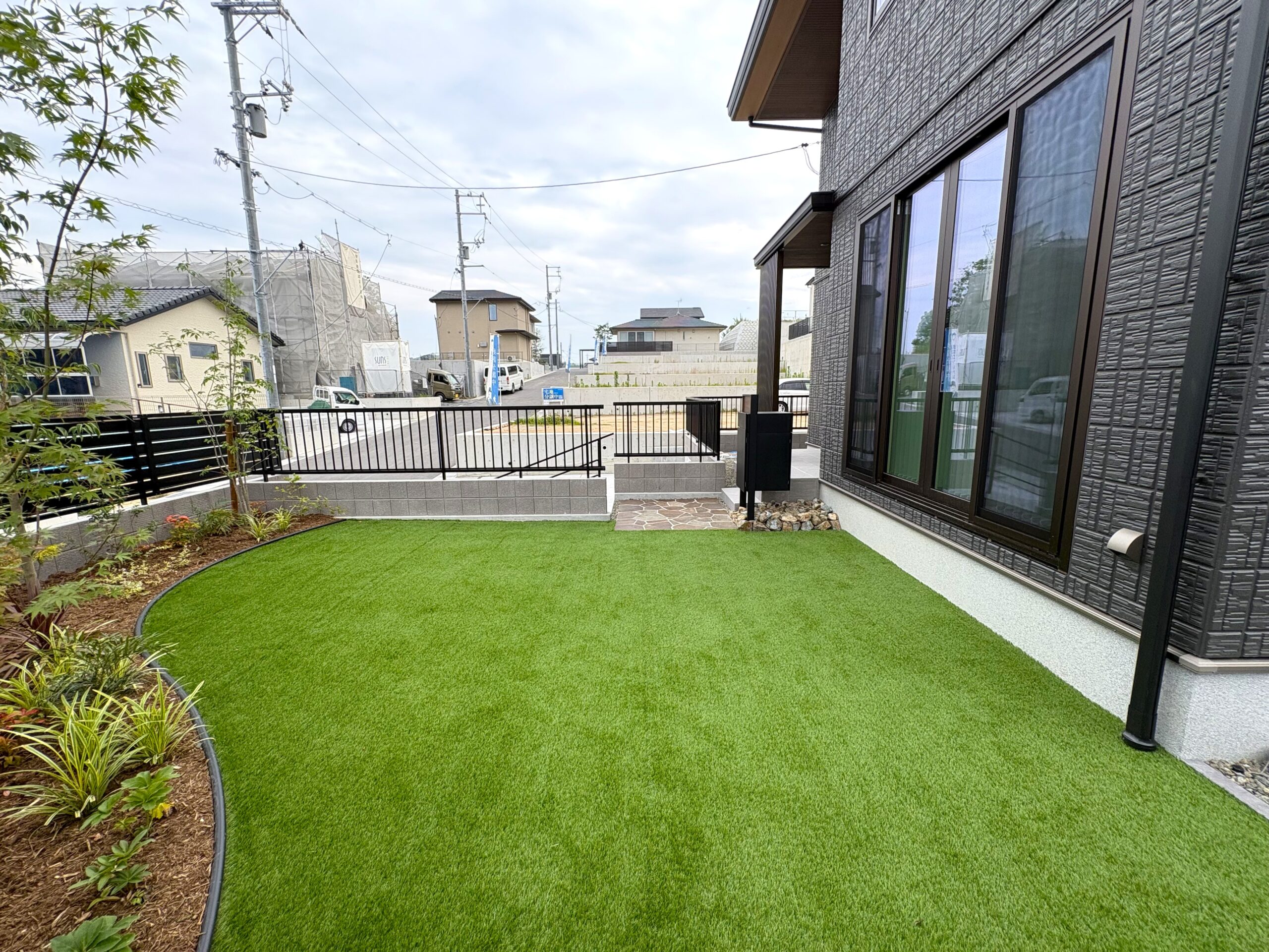 プライバシーに配慮した、くつろぎの庭空間。