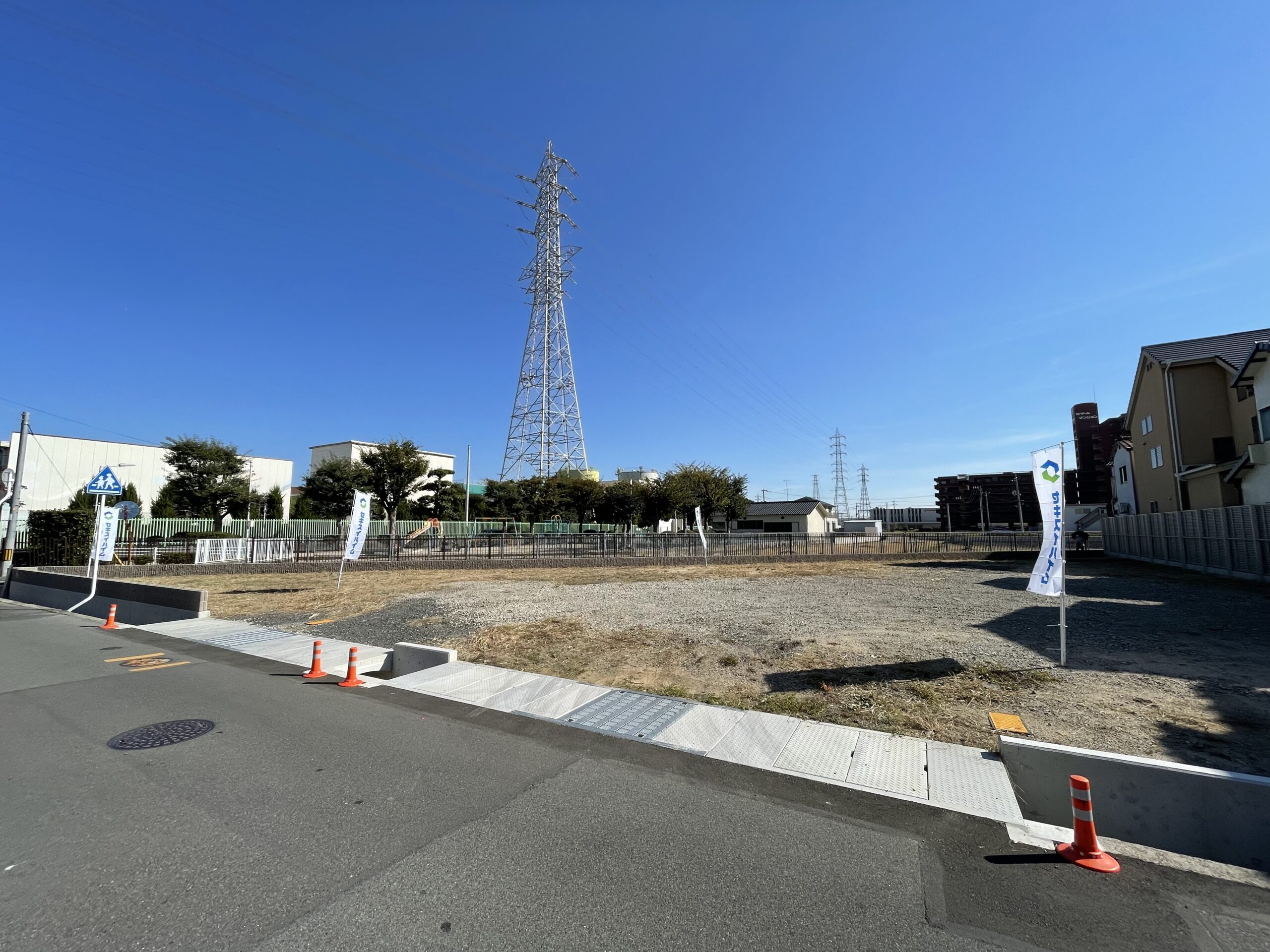 閑静な住宅街の一角にある3区画の分譲地です♪