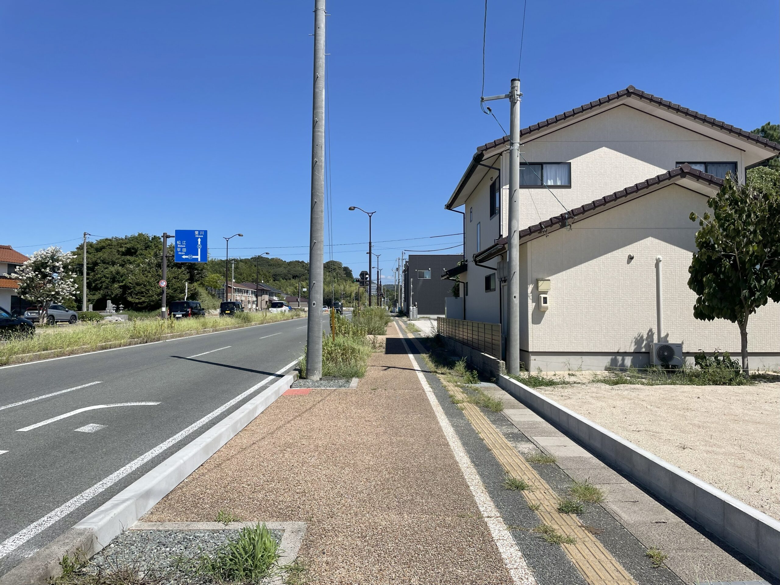 東向き前面道路（歩道）