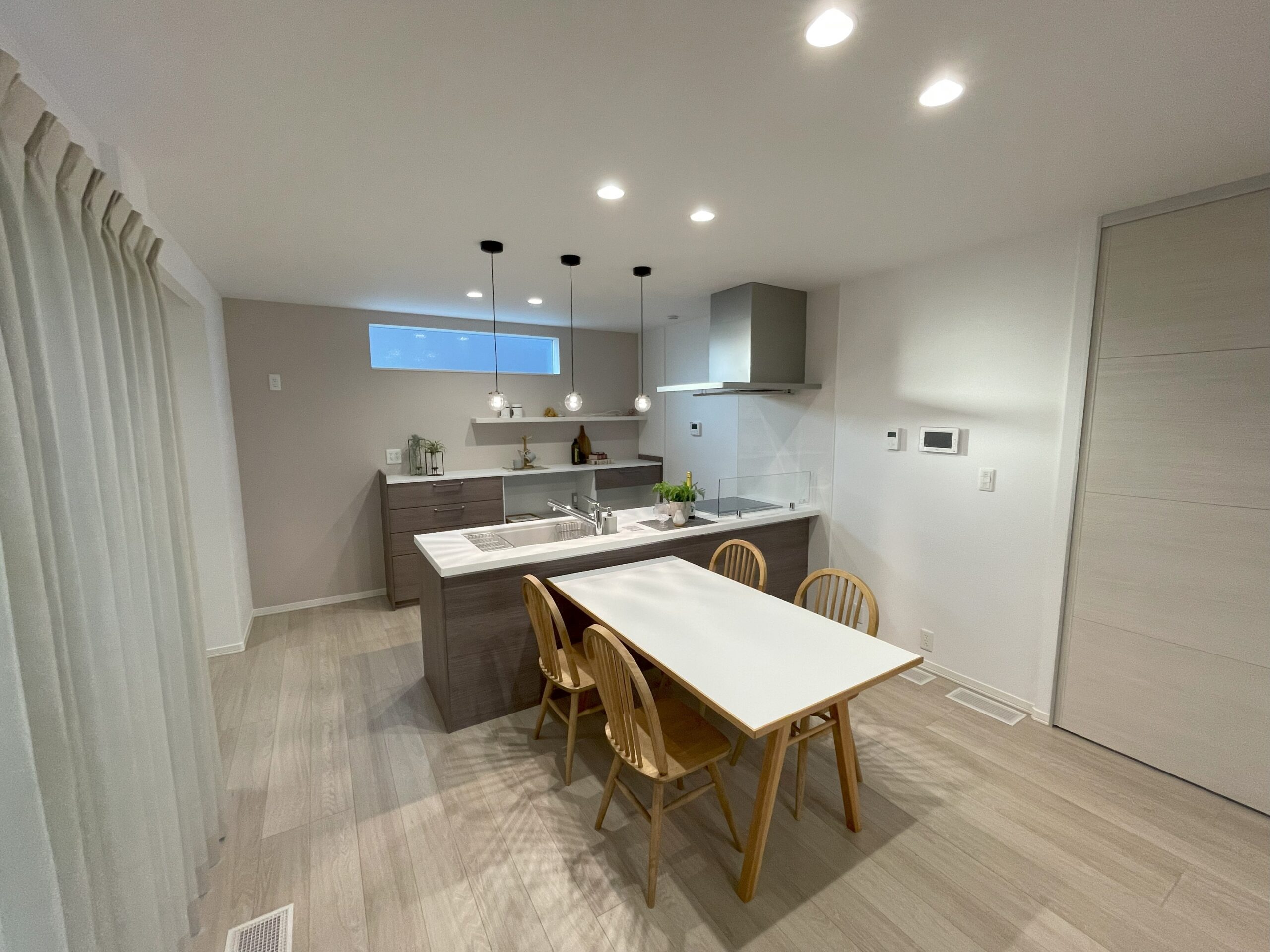 ご家族でのお料理も楽しめるゆとりのある広さ