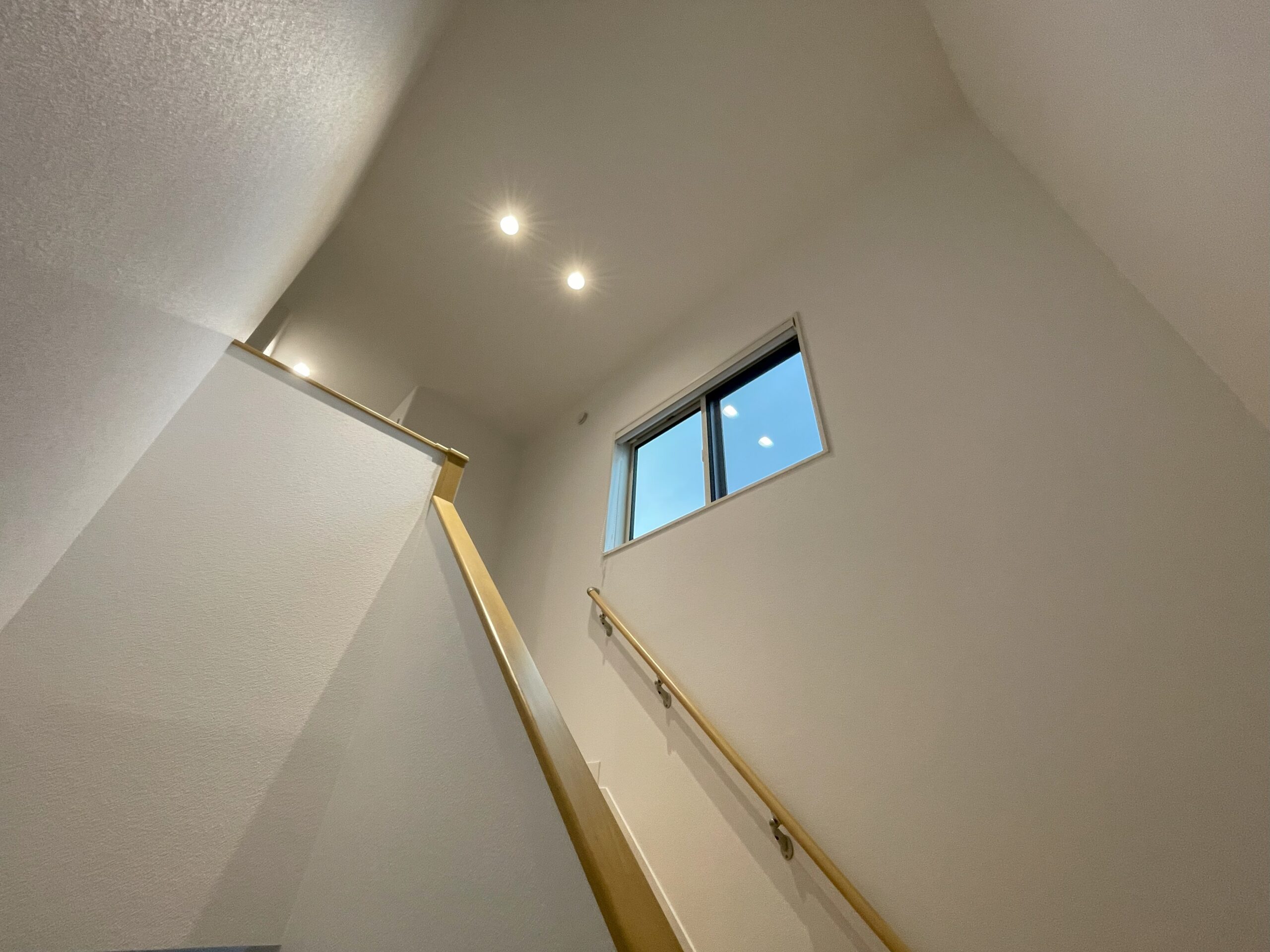 階段上の窓からの採光で明るい階段室に