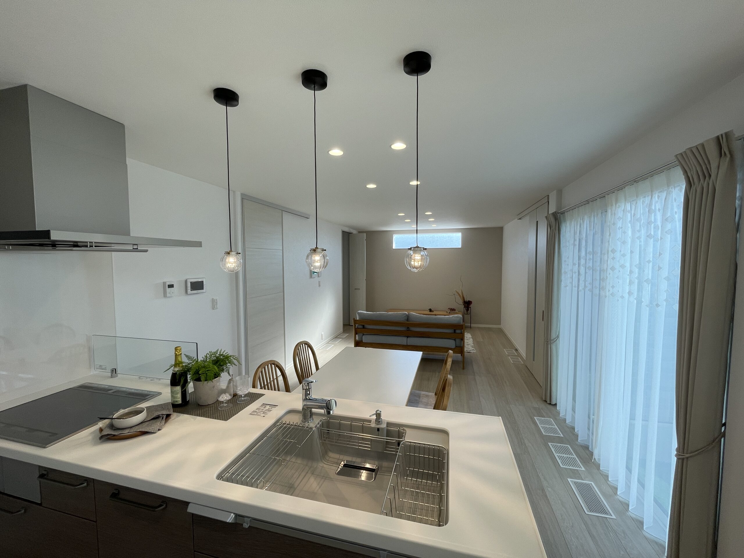 キッチンから繋がるダイニングテーブルはお子様の学習スペースへ