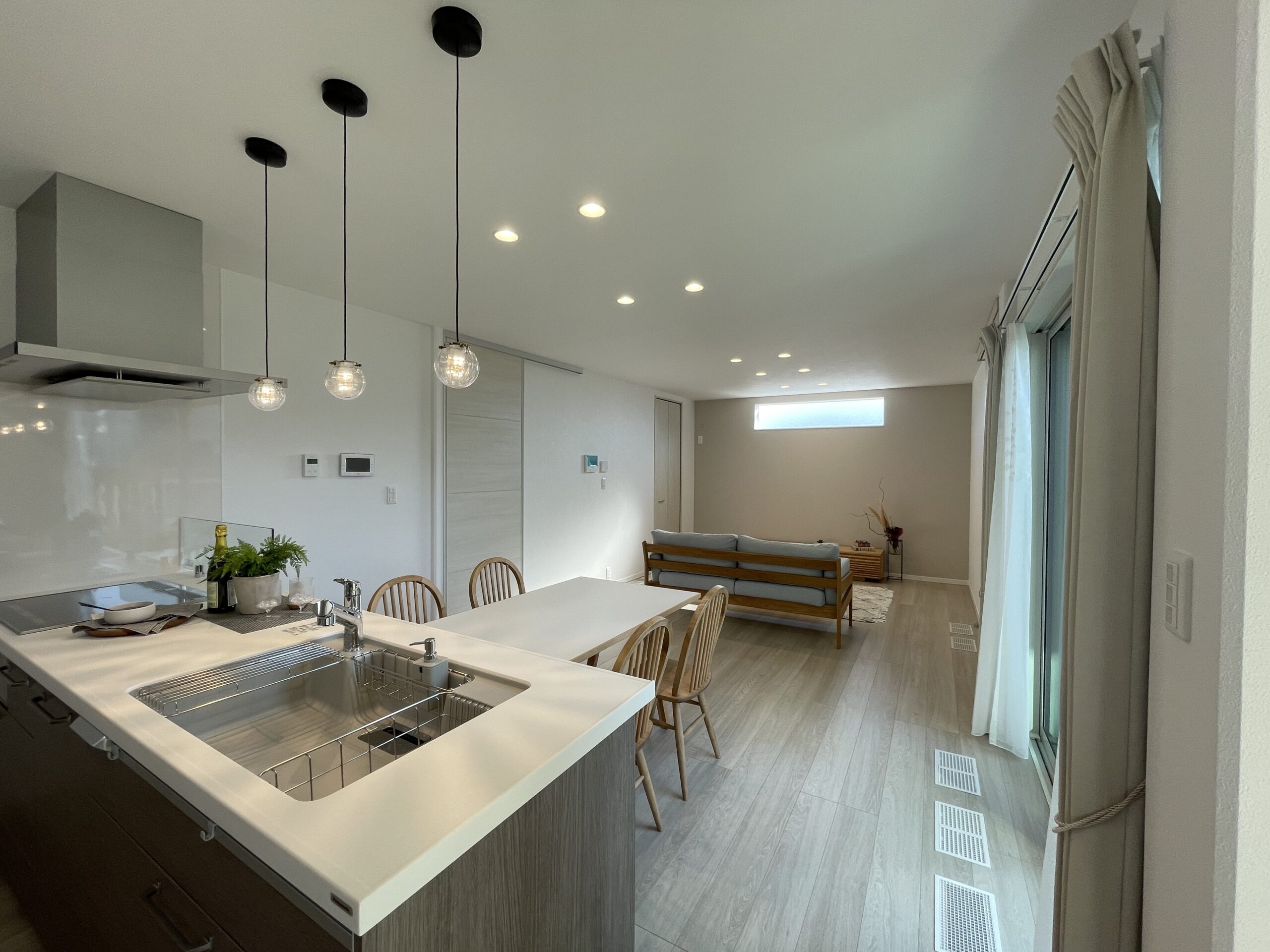 キッチンから繋がるダイニングテーブルはお子様の学習スペースへ