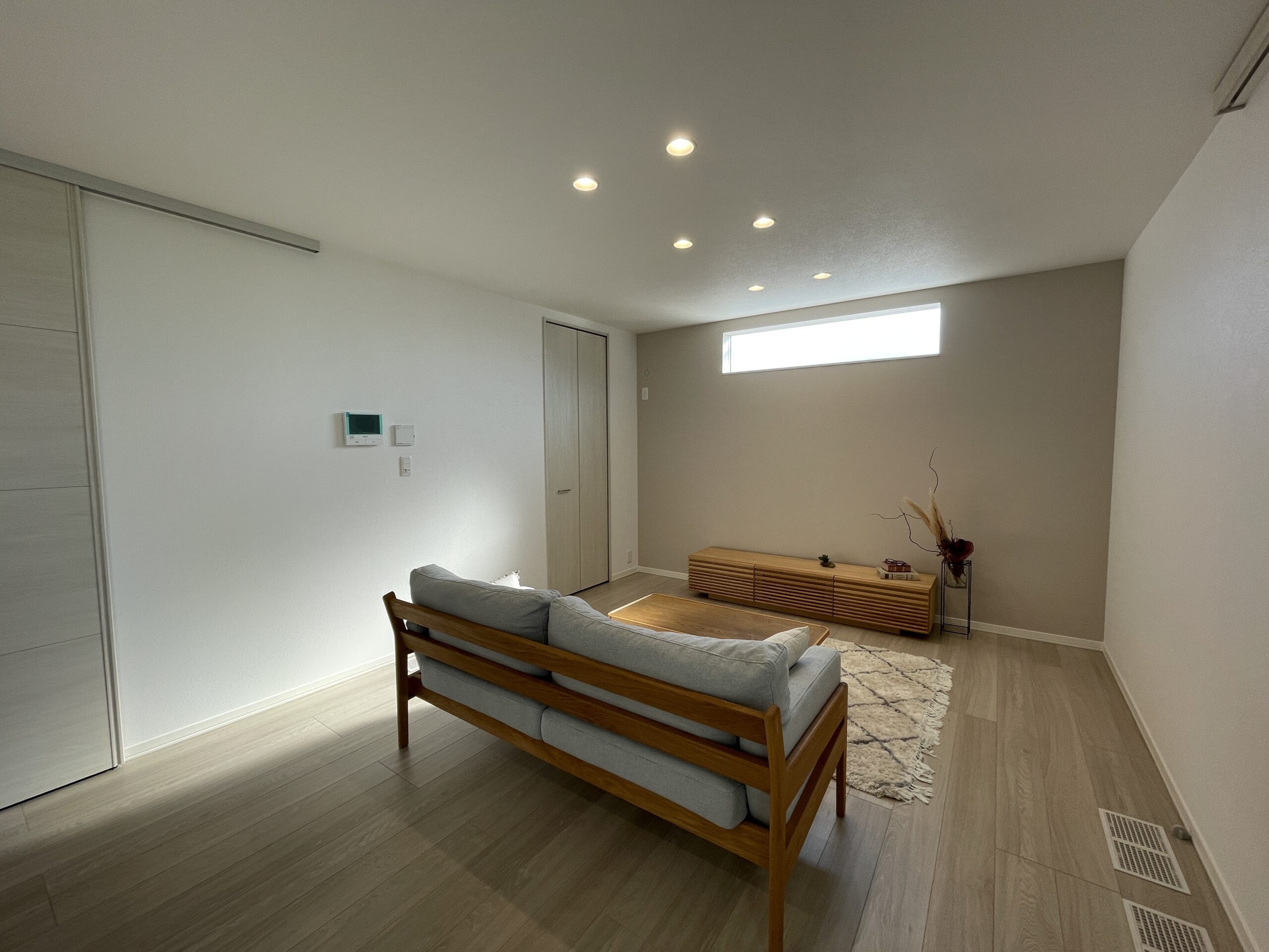 TVボード上部には朝日を取り入れる為のFIX窓を設置