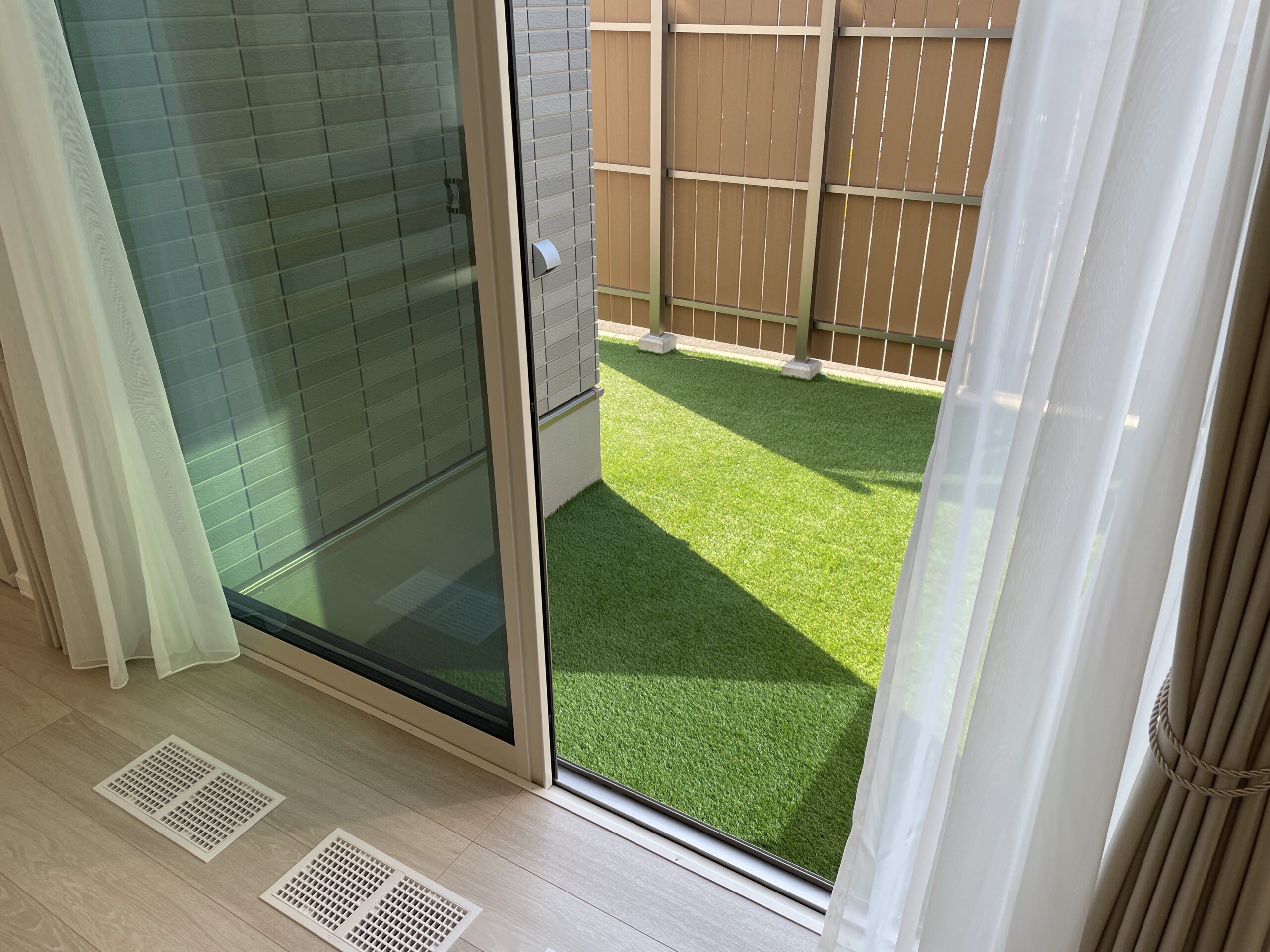 前面道路からの視線を遮るフェンスでプライベートな空間に