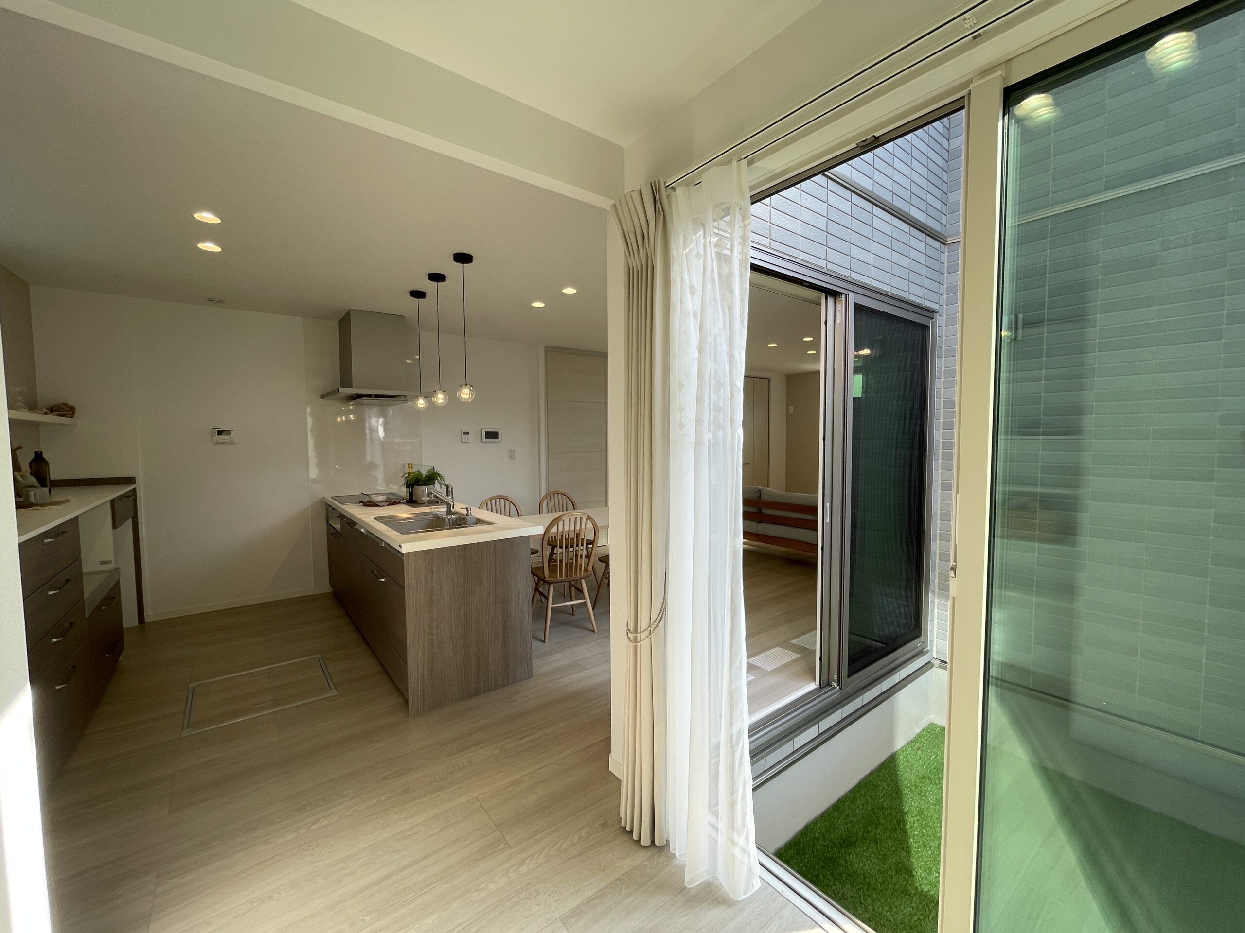 LDKの2箇所の窓～中庭への繋がりも持たせた「うちそと」空間