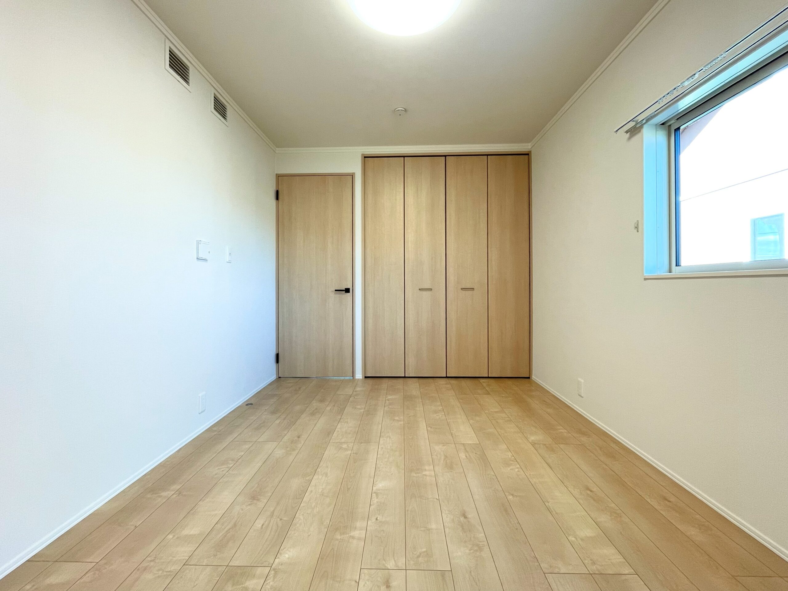 クローゼット付きの主寝室（撮影：2025年12月）