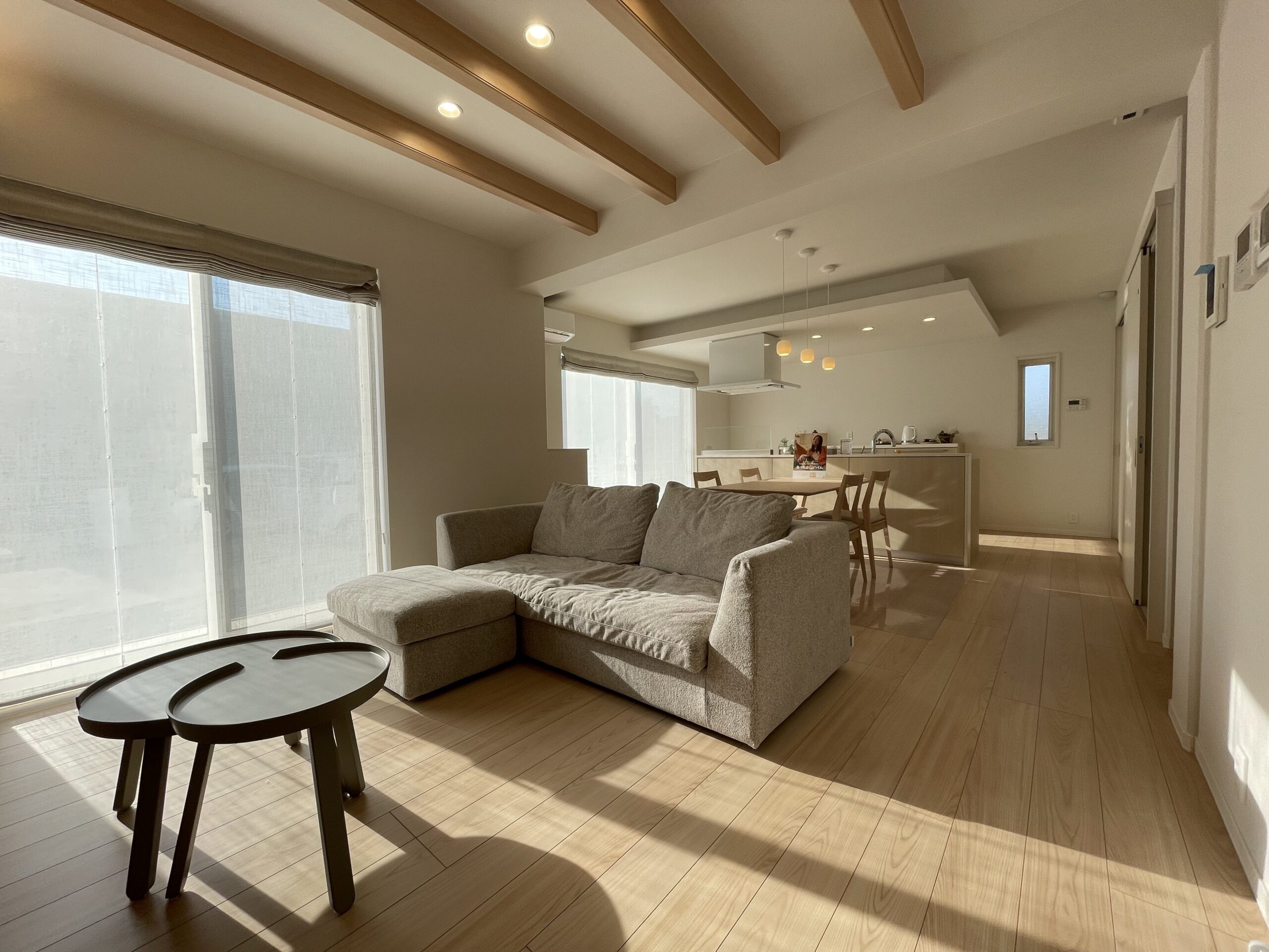 ホワイトを基調とした開放的なLDK空間です♪