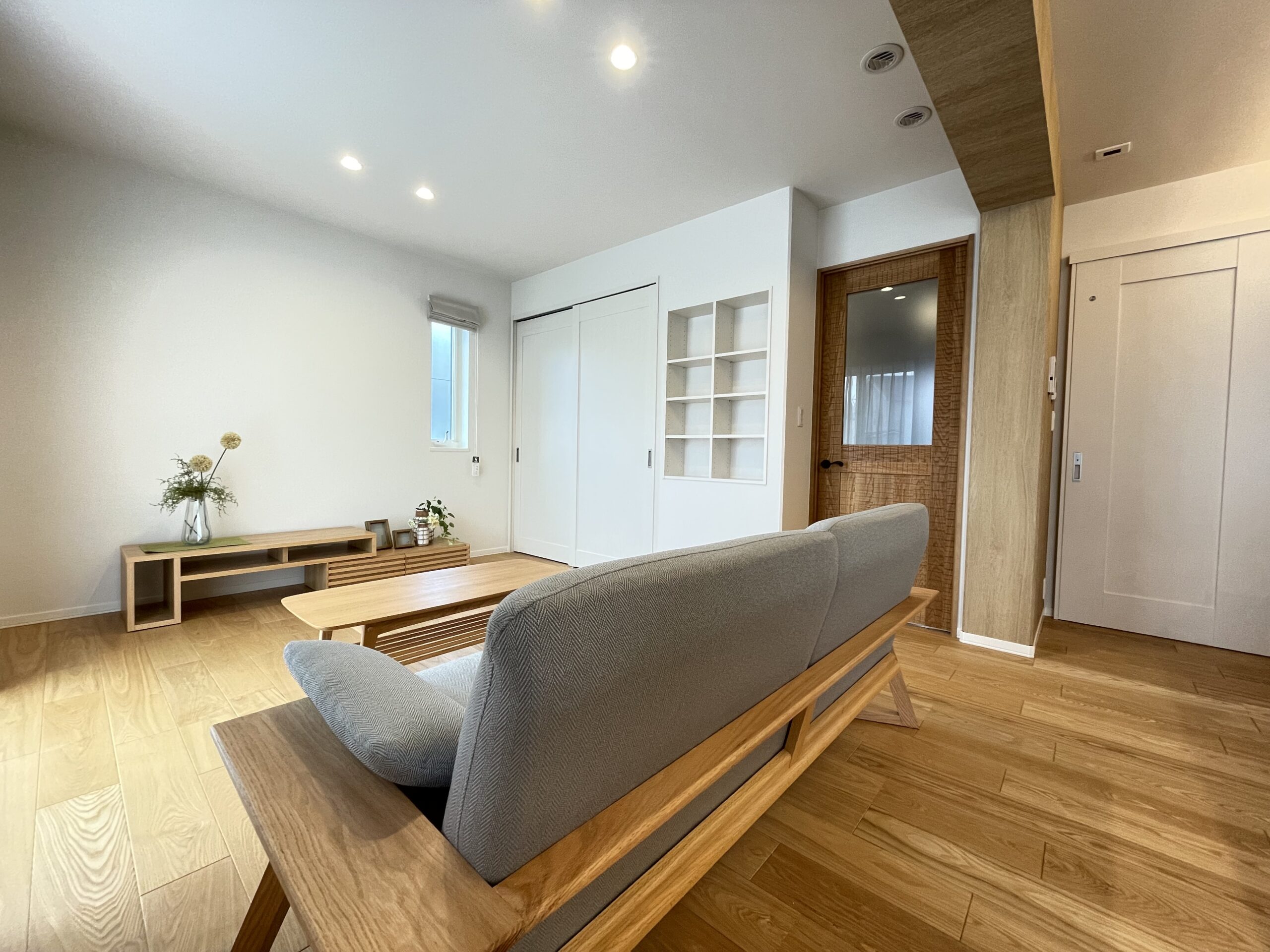 明るい陽ざしが差し込むLDKです。