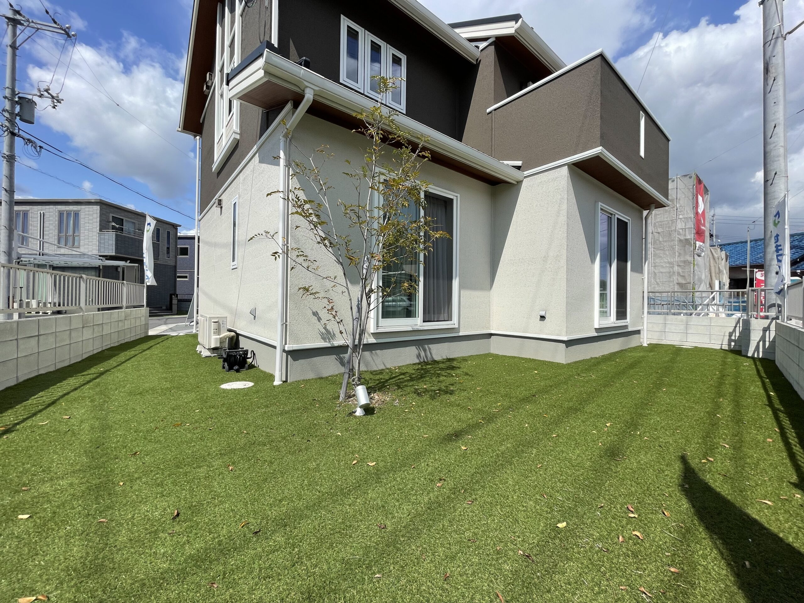 プライベートを満喫できるよう人工芝のお庭があります♪